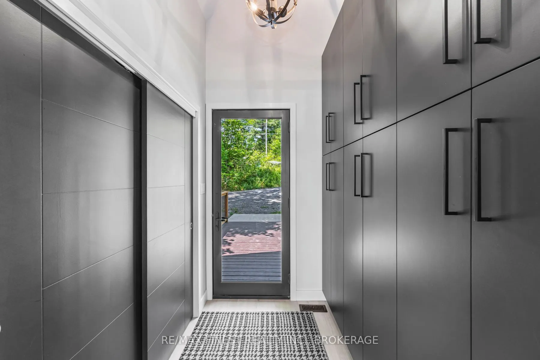 1005 MacDonald Lane