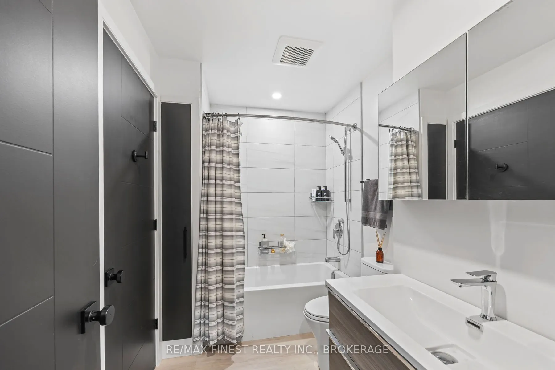 1005 MacDonald Lane