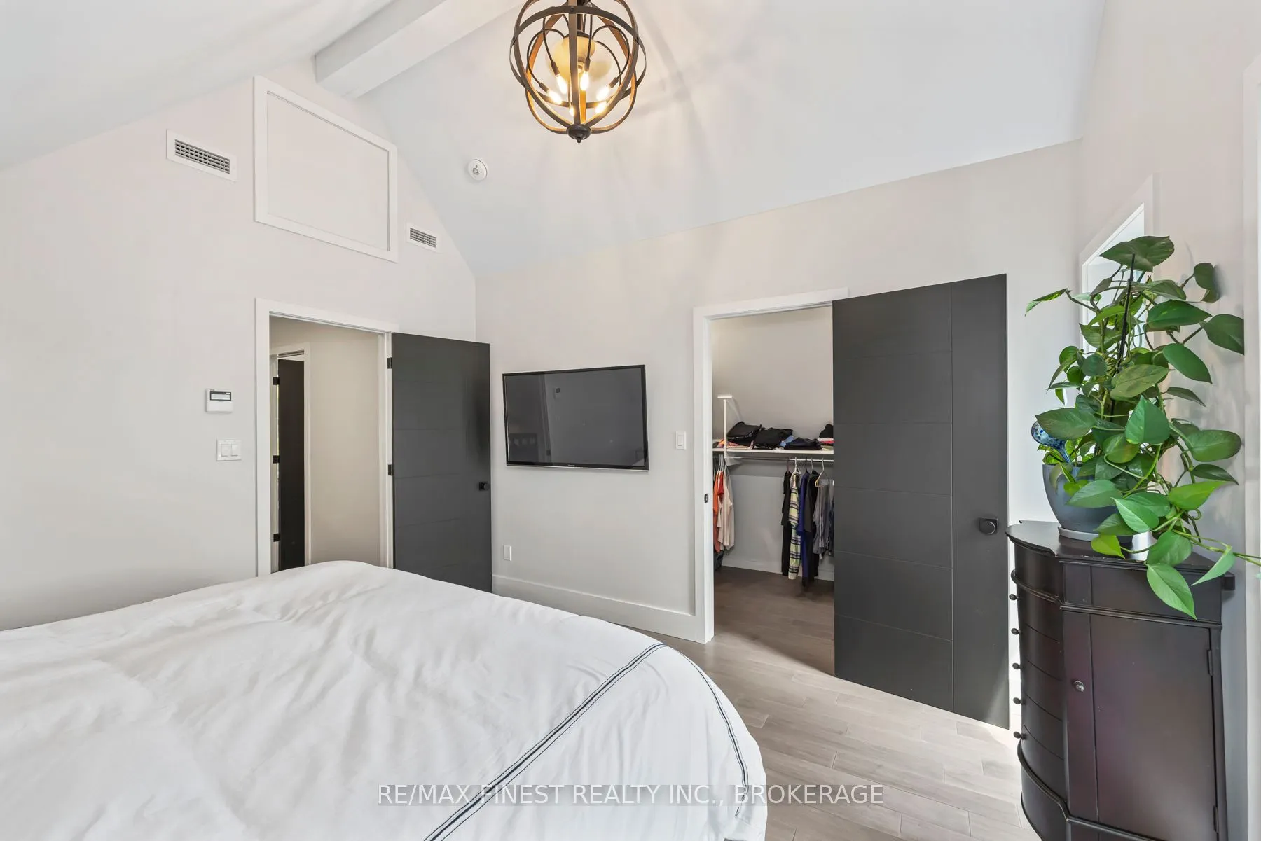 1005 MacDonald Lane