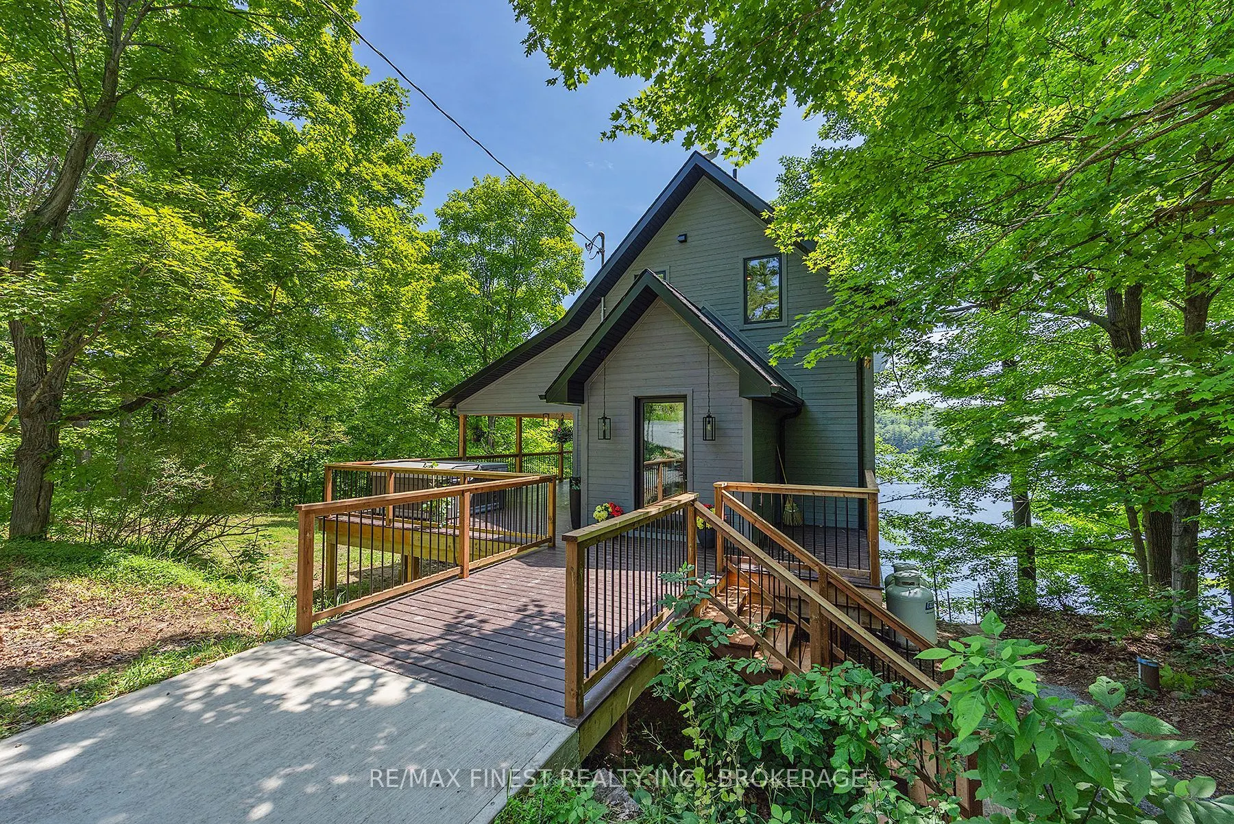 1005 MacDonald Lane