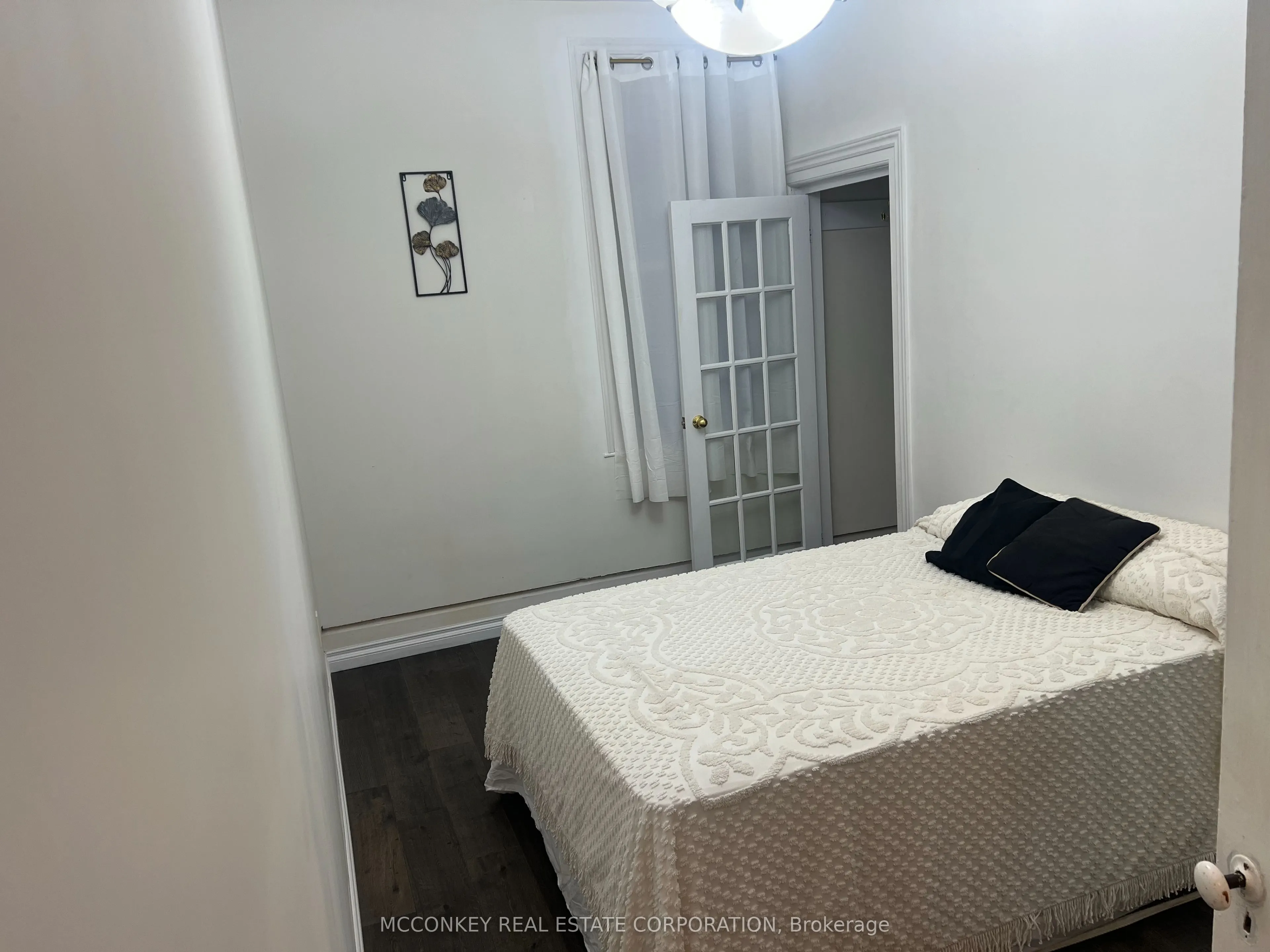 24 KING Street W