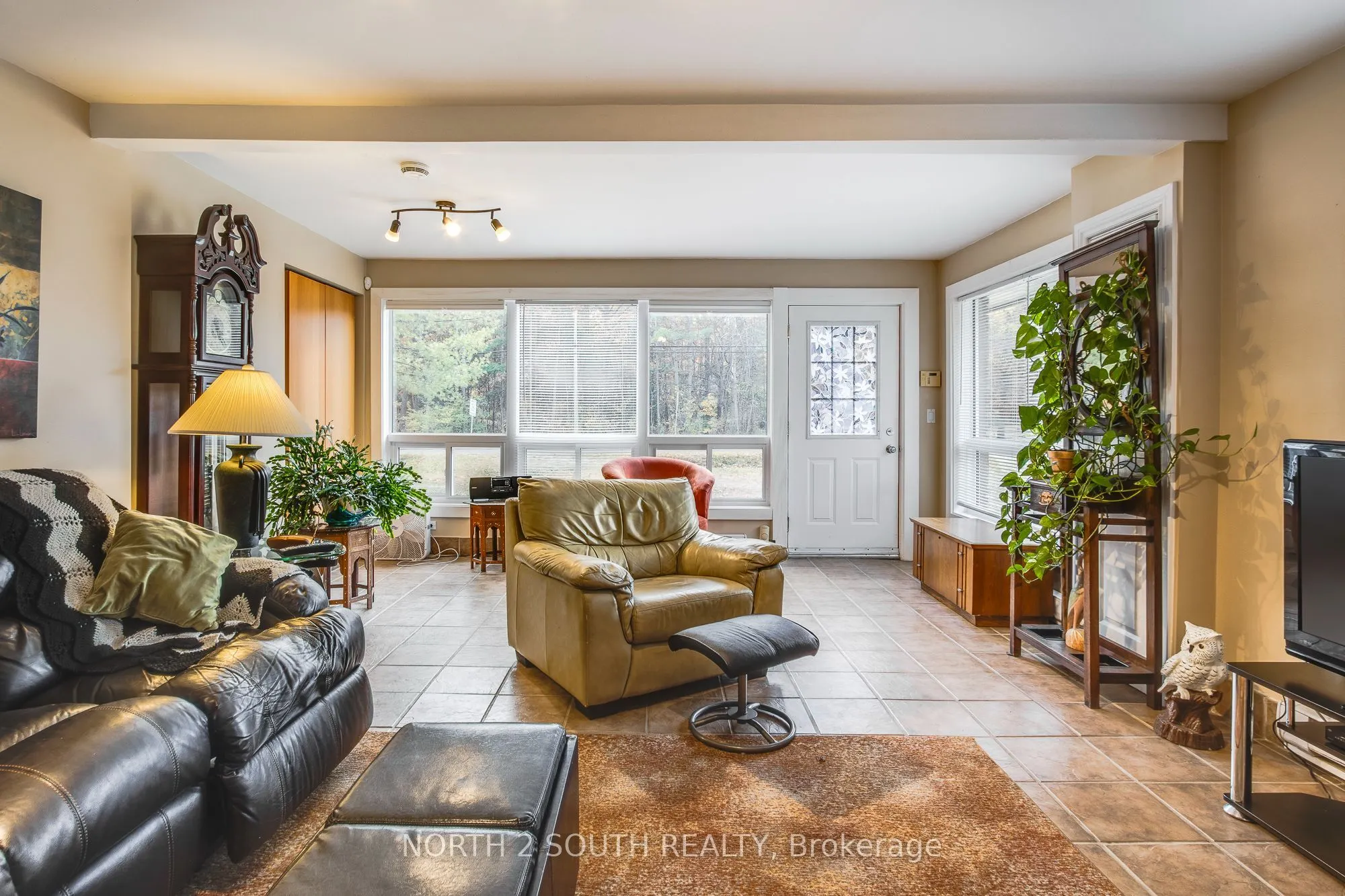 2512 Honey Harbour Road
