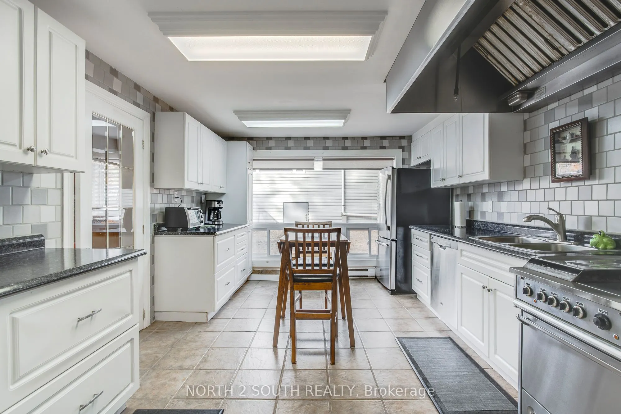 2512 Honey Harbour Road