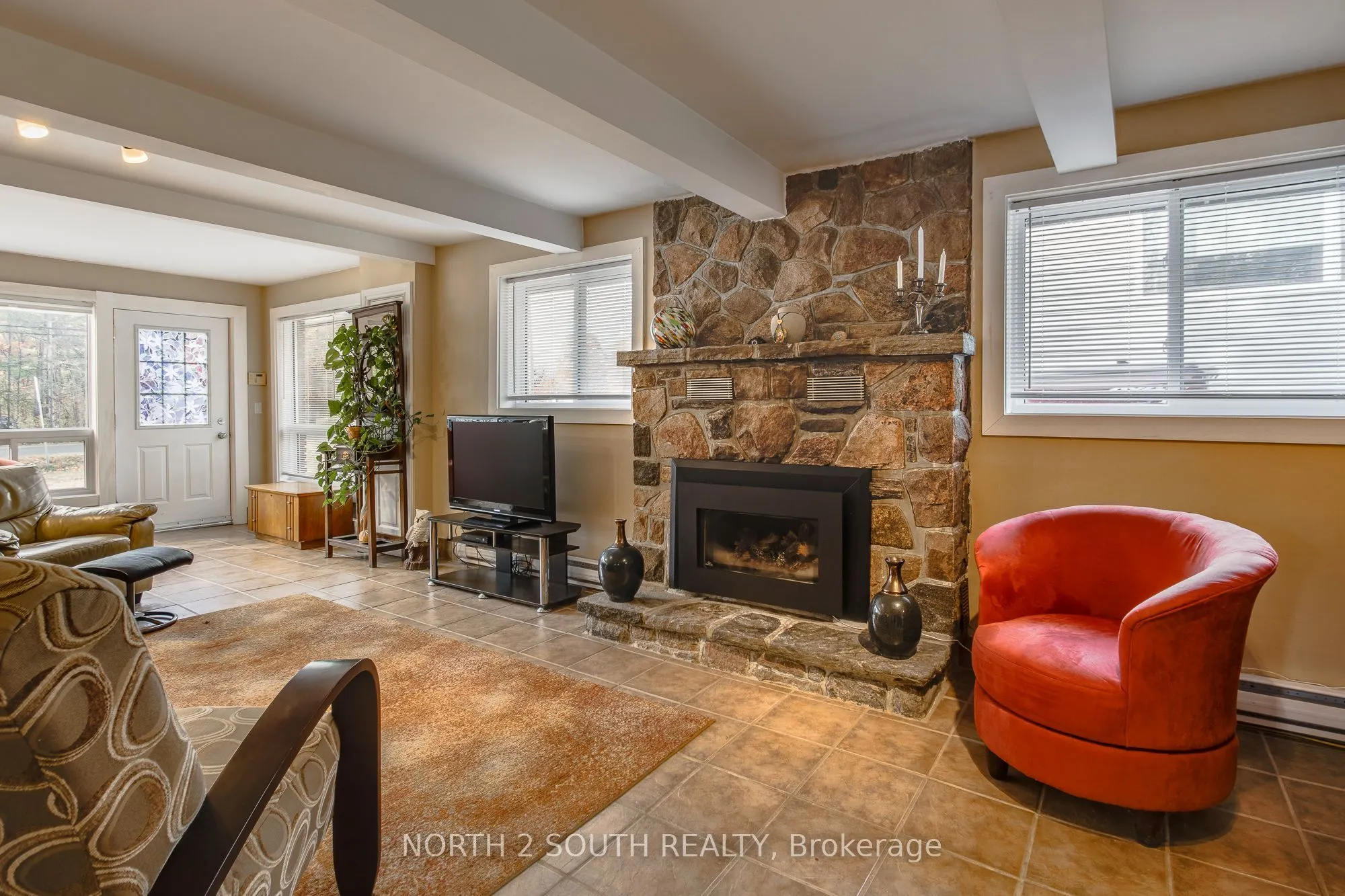 2512 Honey Harbour Road