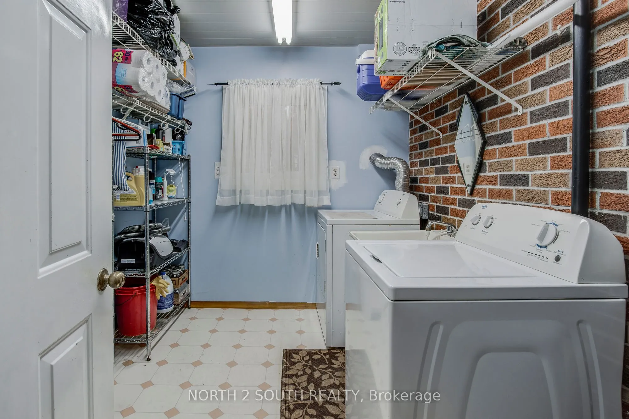 2512 Honey Harbour Road