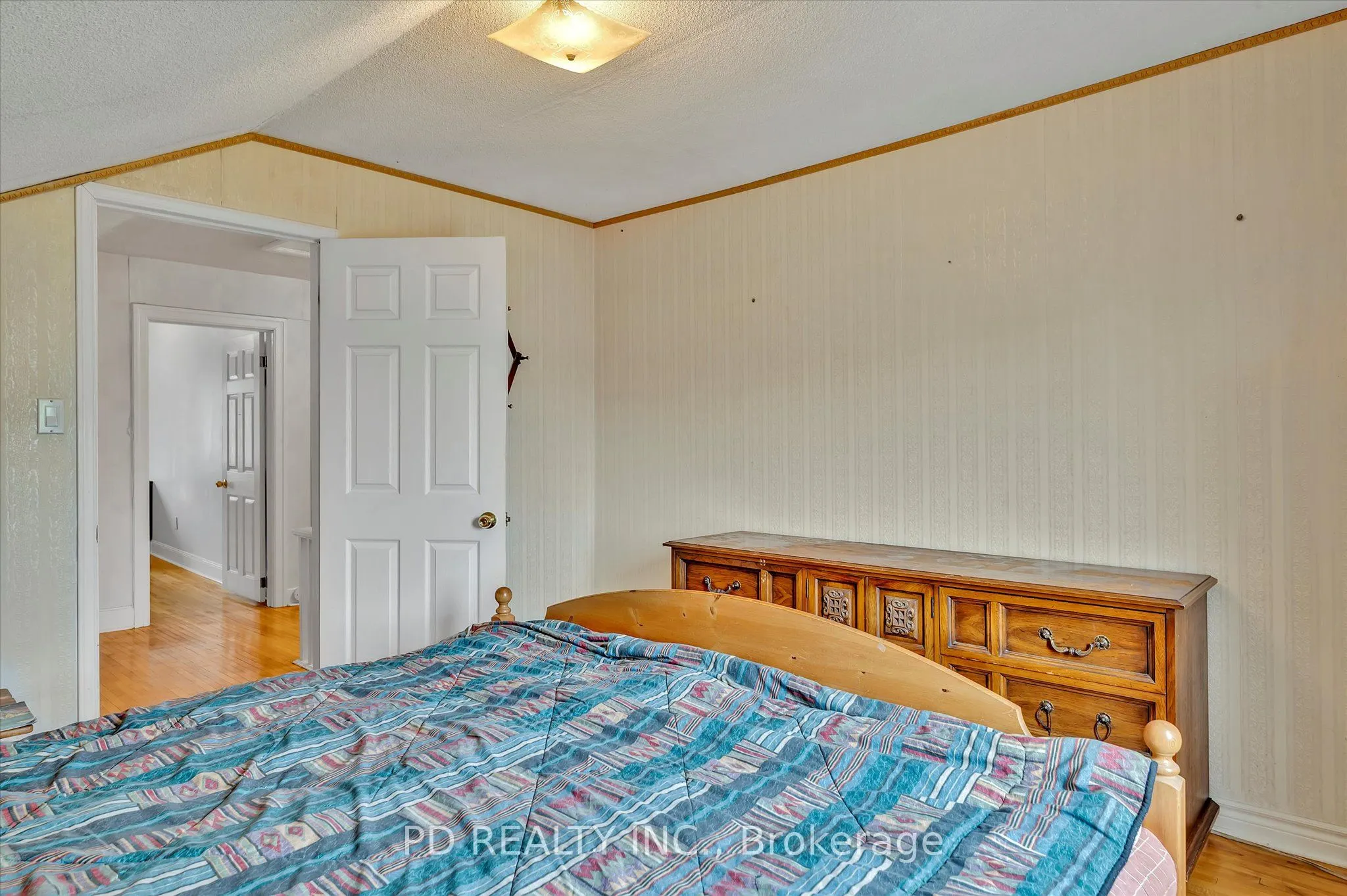 2449 Queen Mary Street