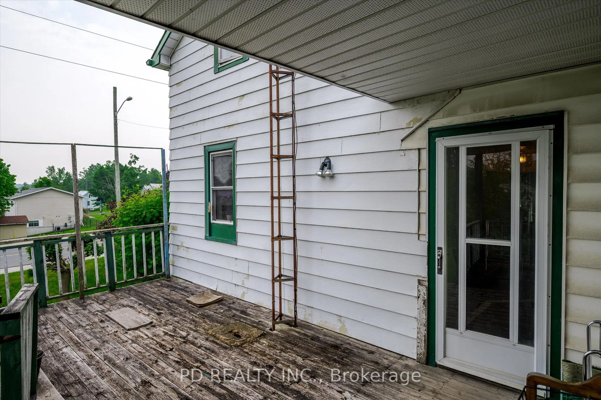 2449 Queen Mary Street