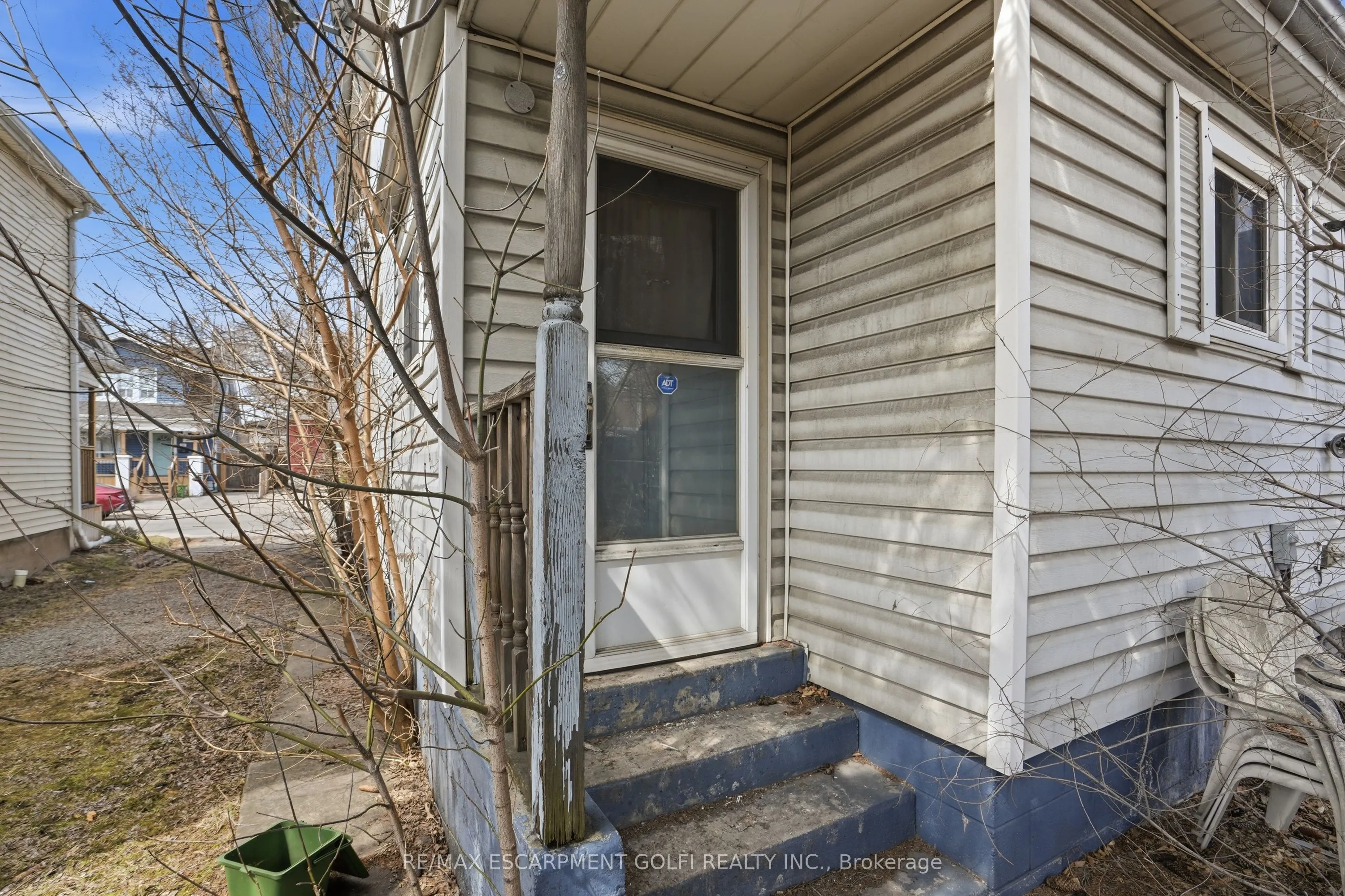 250 Rosslyn Avenue N