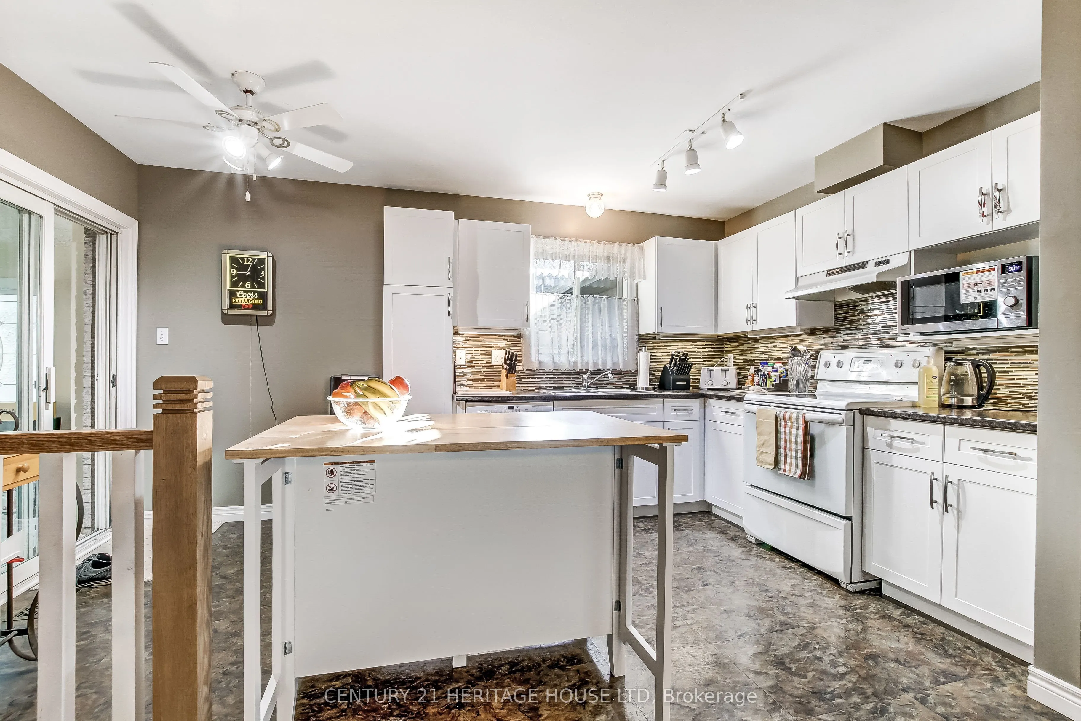 18 Hickory Boulevard W