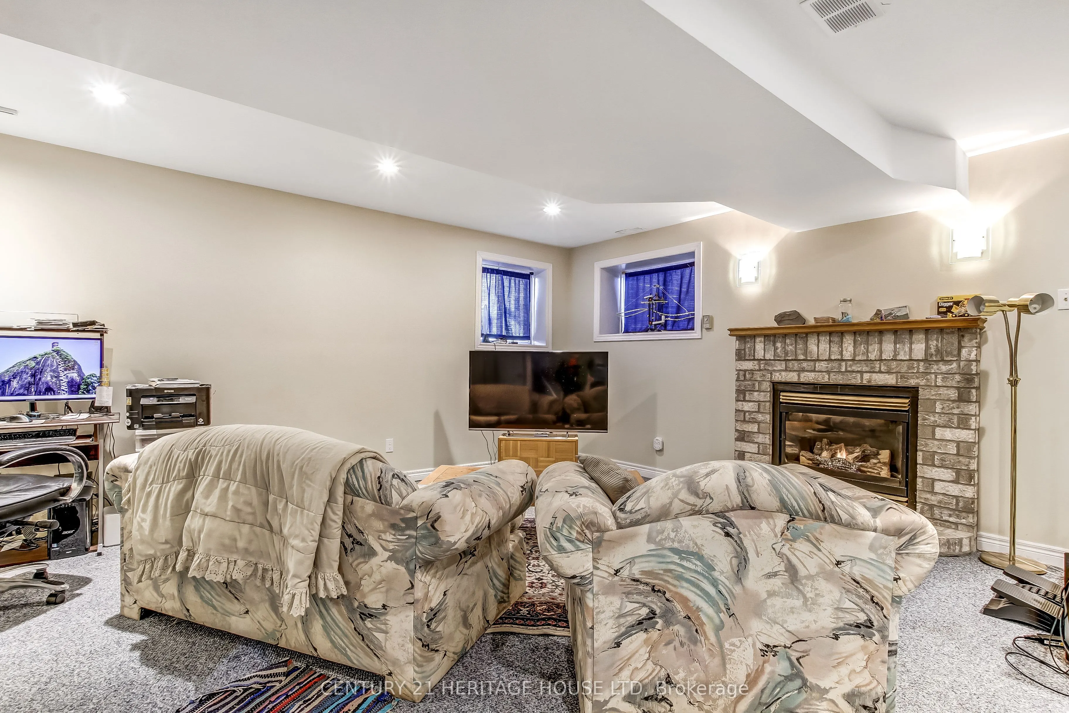 18 Hickory Boulevard W