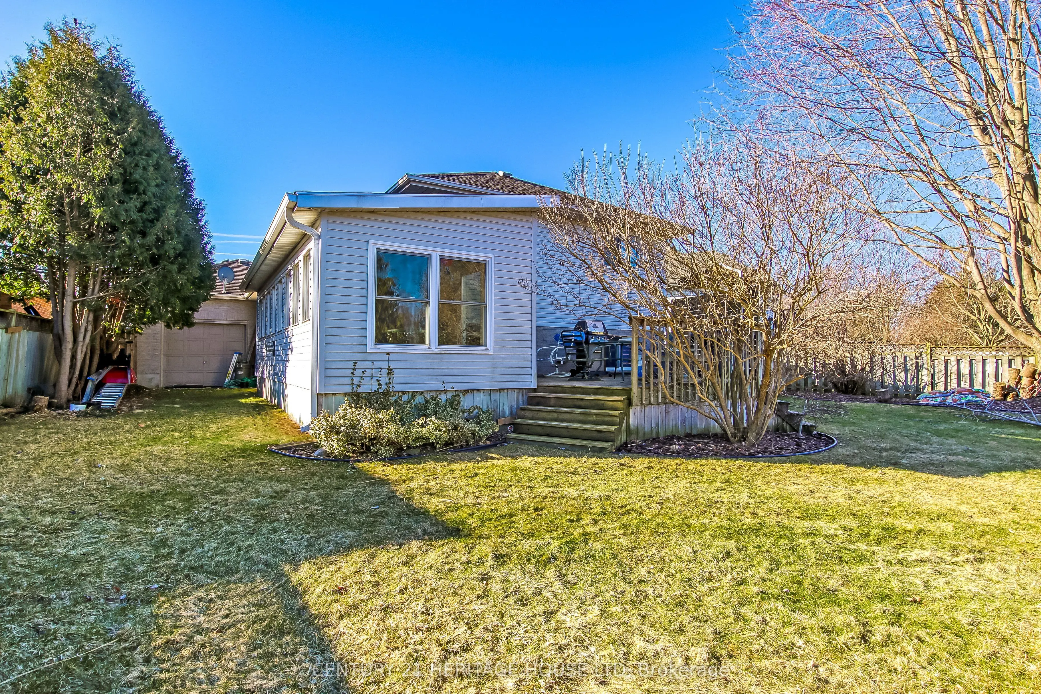 18 Hickory Boulevard W