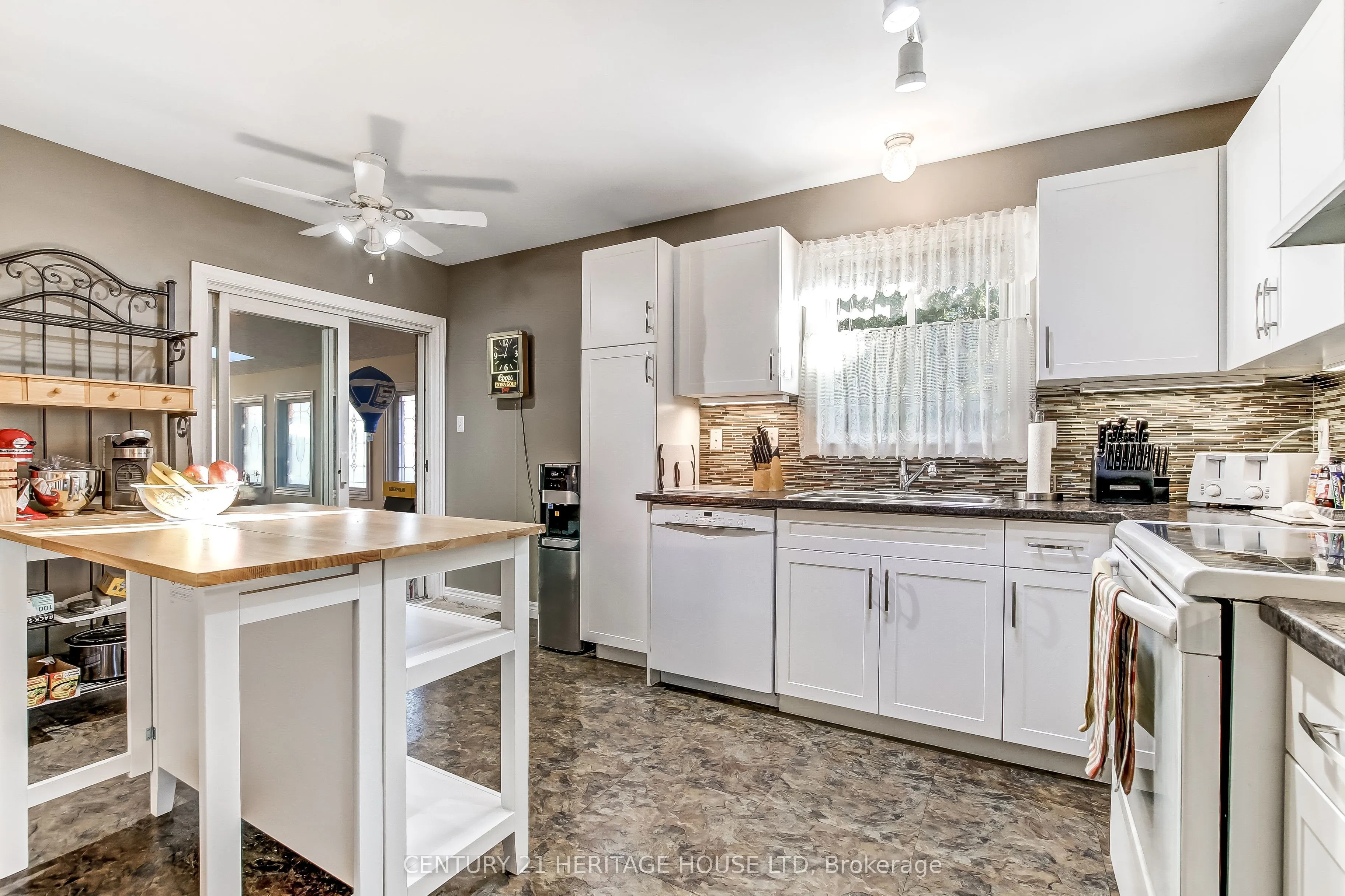 18 Hickory Boulevard W