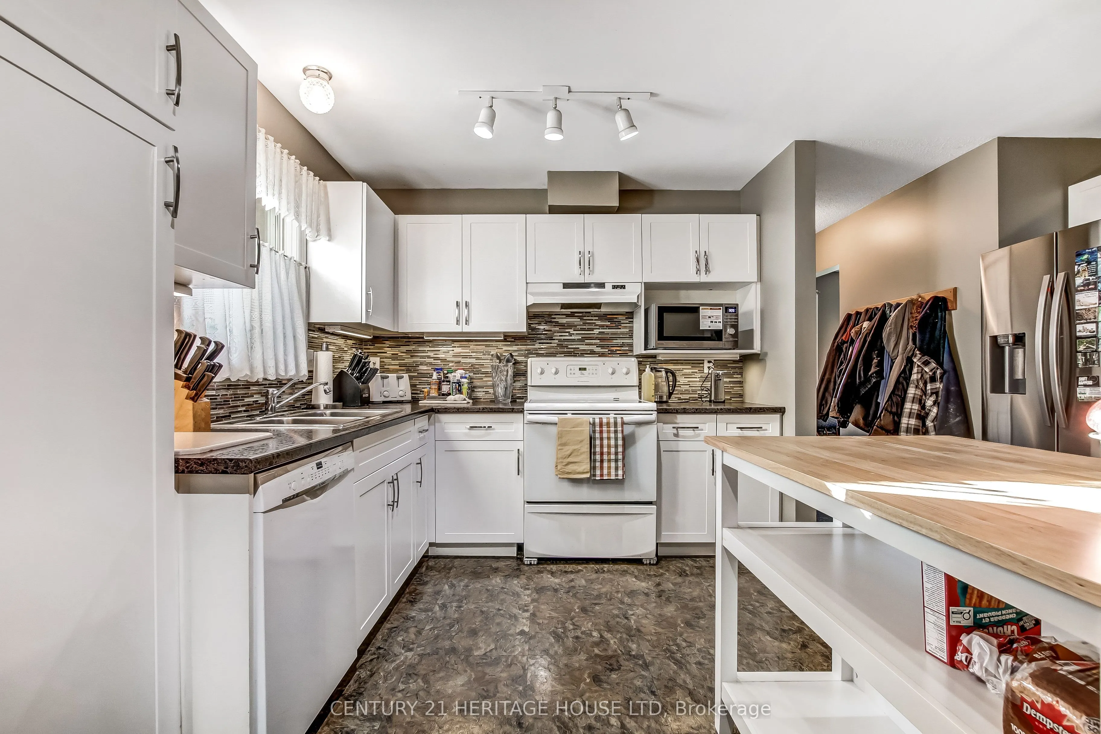 18 Hickory Boulevard W