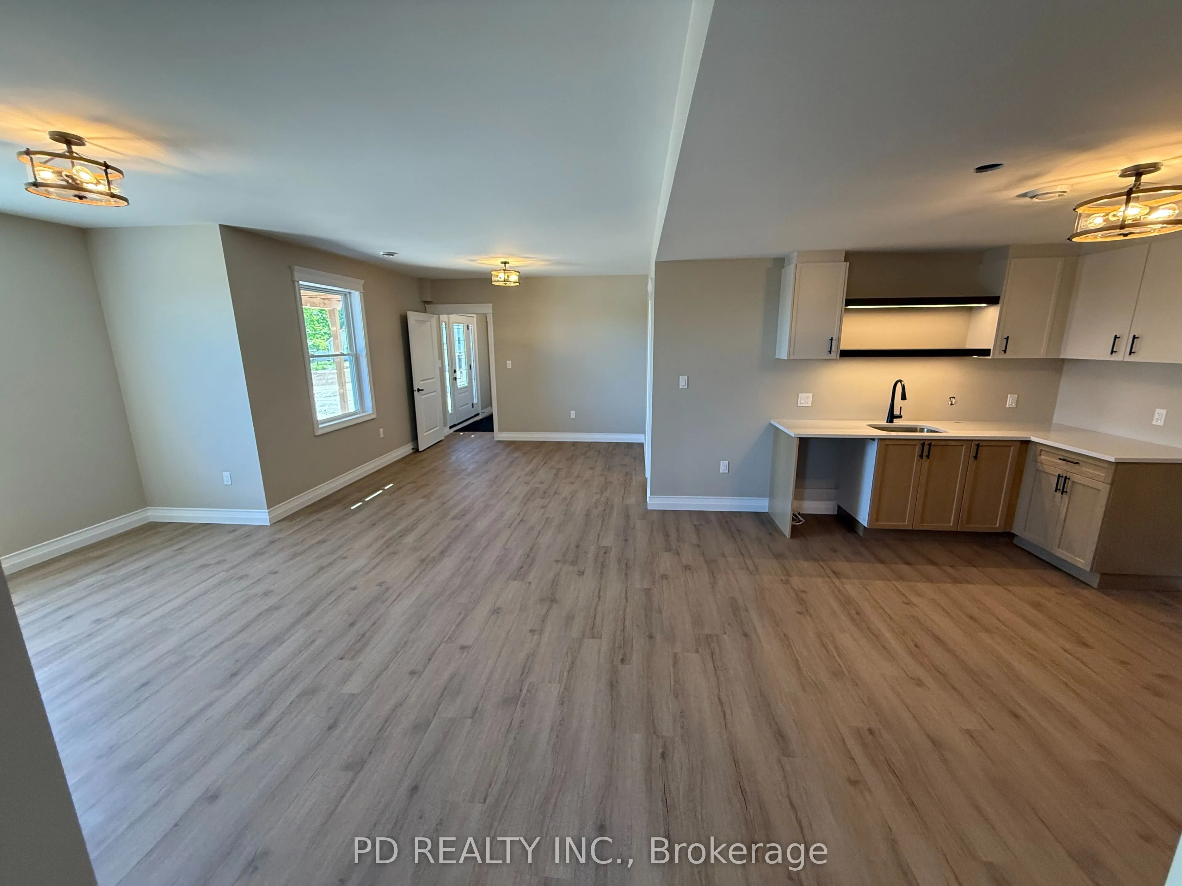 2467 Queen Mary Street