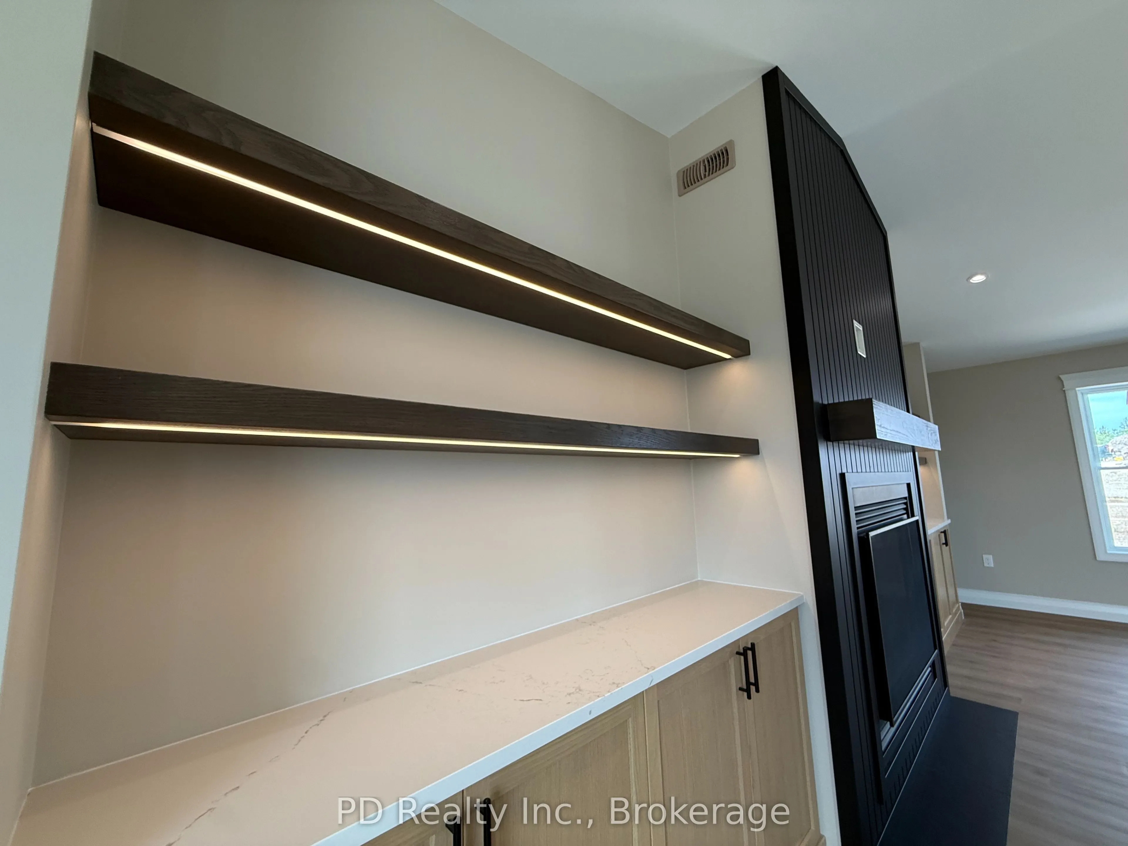 2467 Queen Mary Street