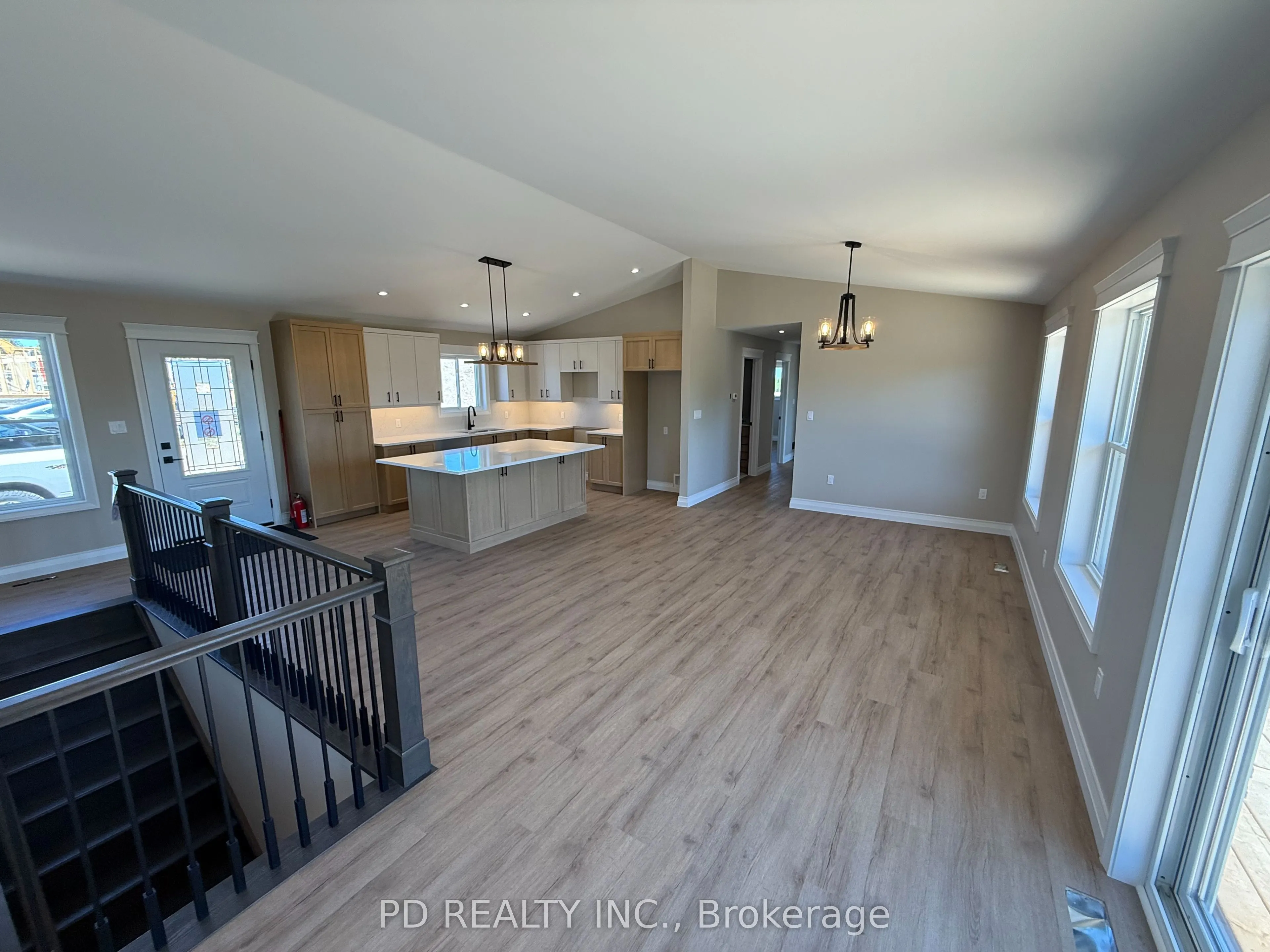 2467 Queen Mary Street