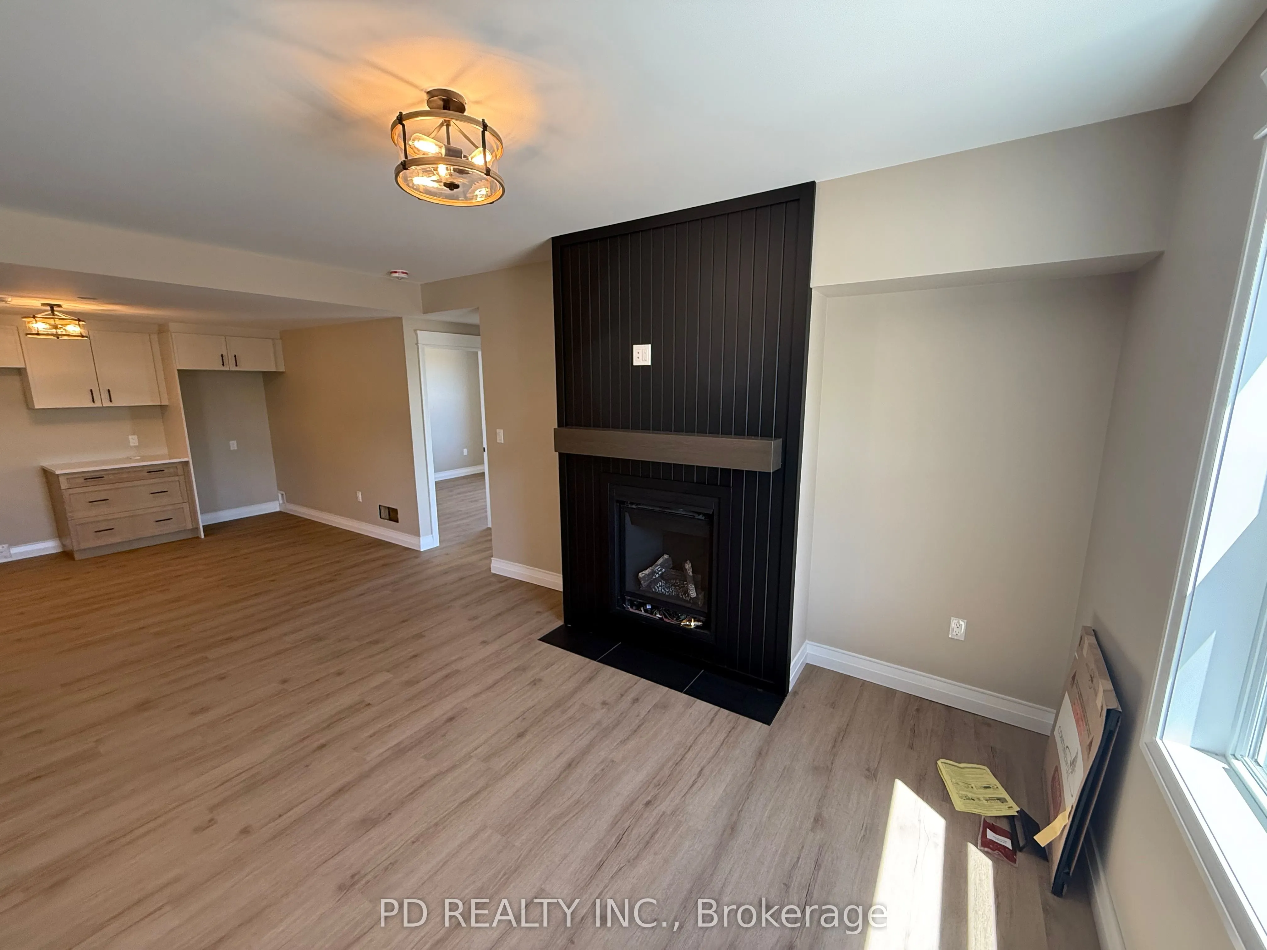 2467 Queen Mary Street