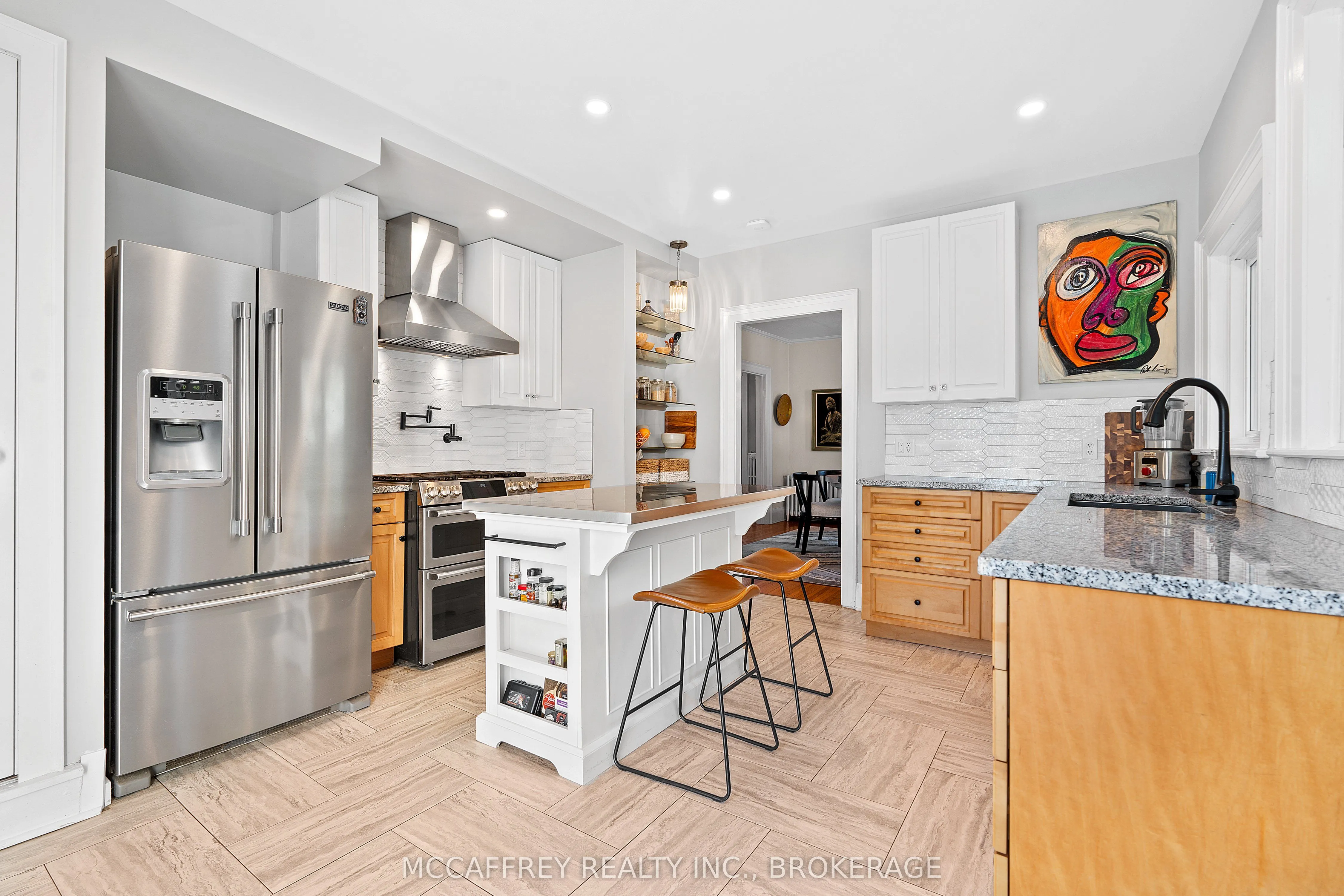442 DUNDAS Street W