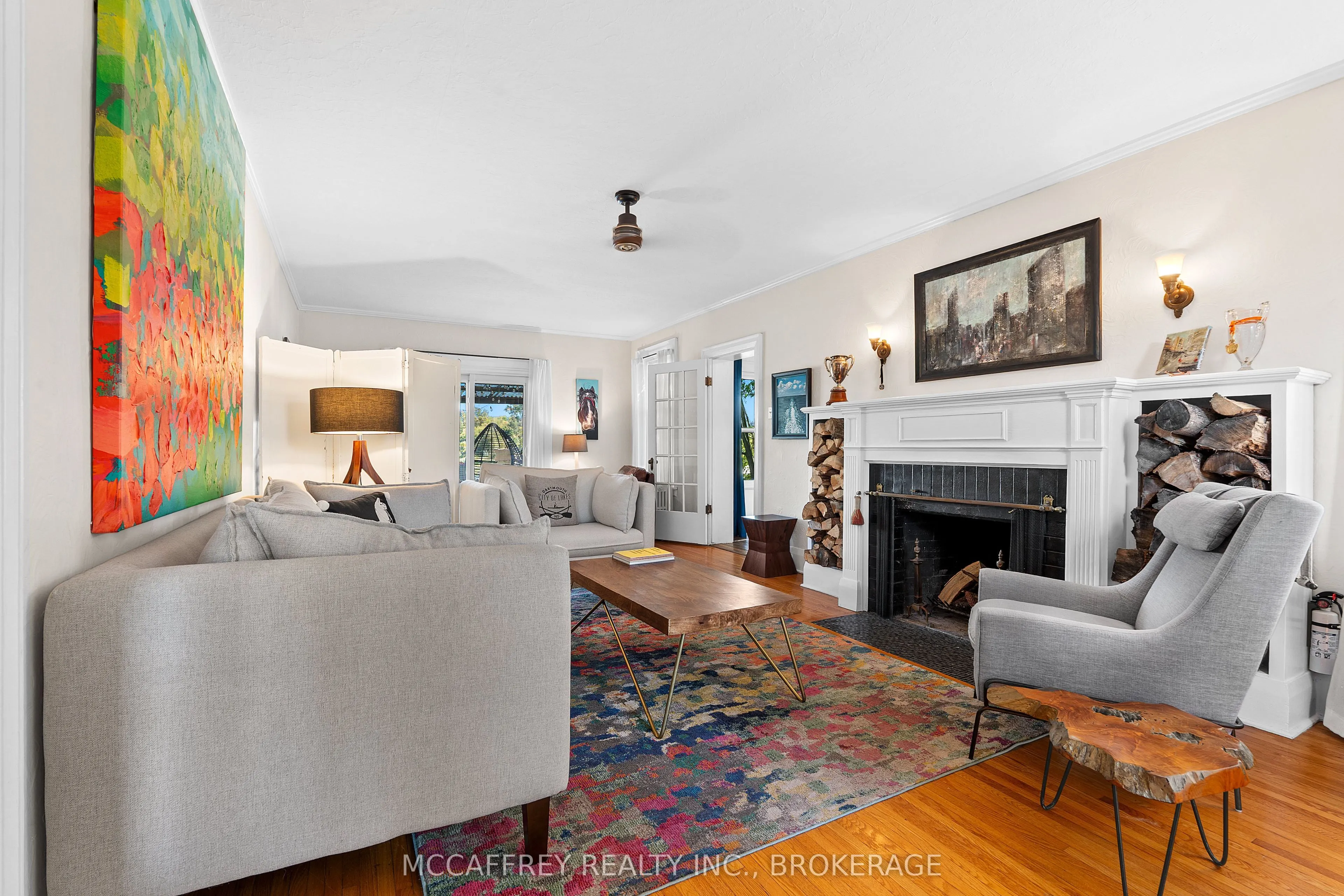 442 DUNDAS Street W