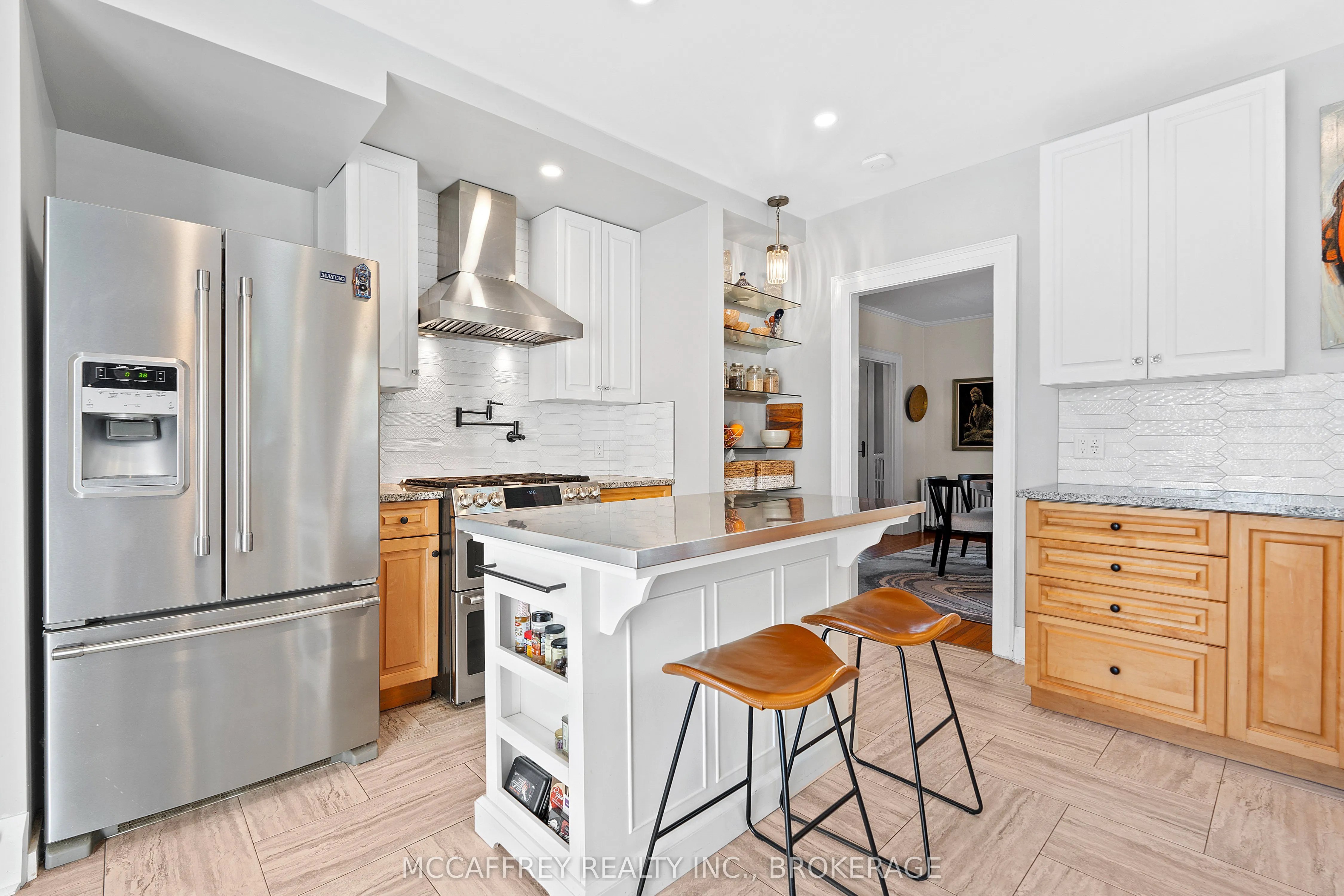442 DUNDAS Street W