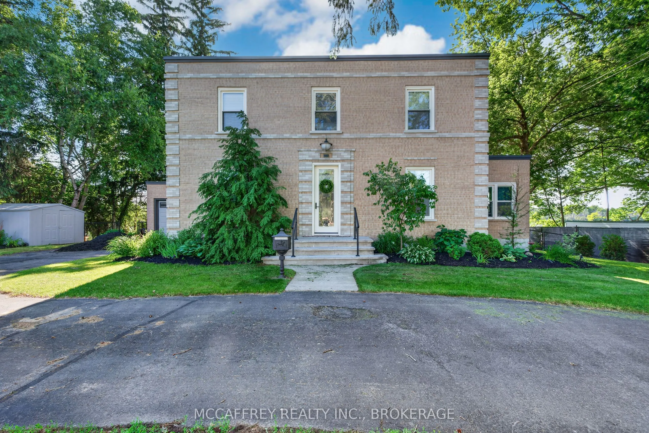 442 DUNDAS Street W