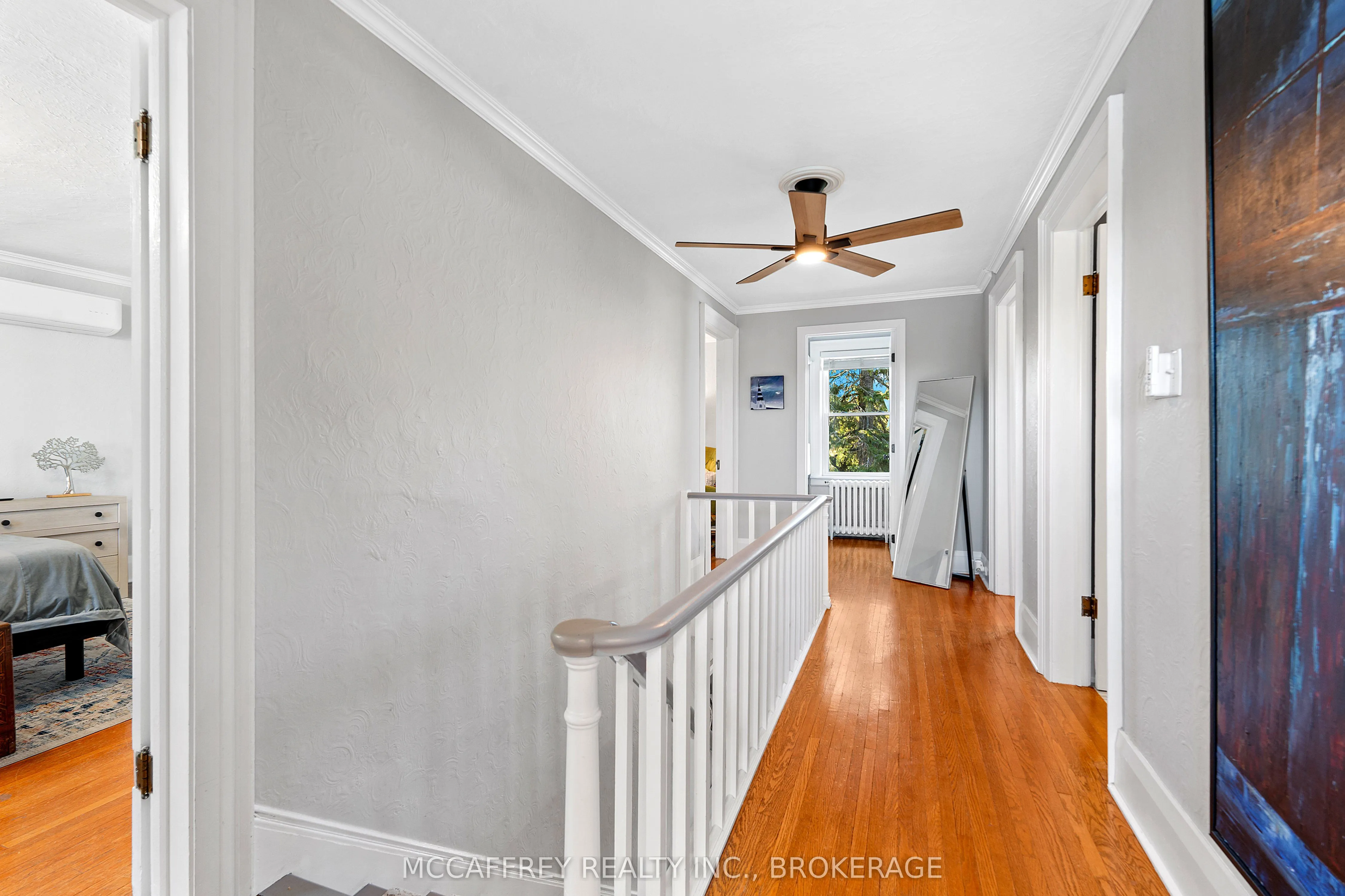 442 DUNDAS Street W