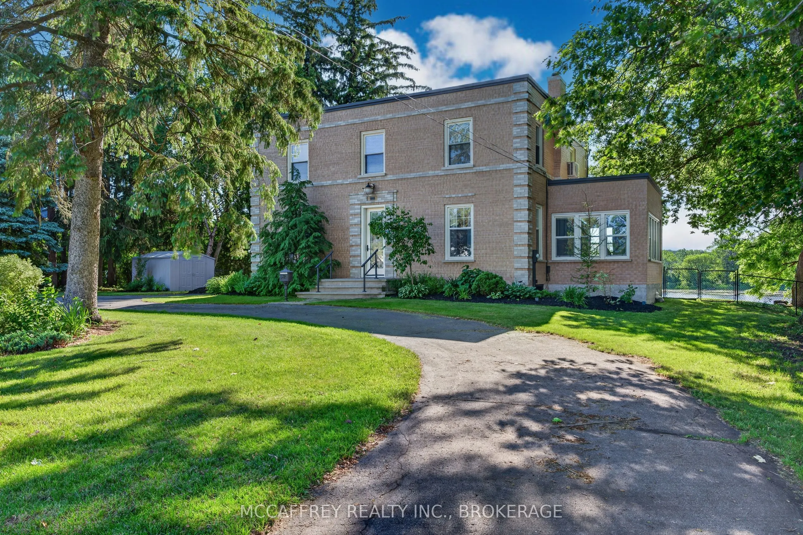 442 DUNDAS Street W