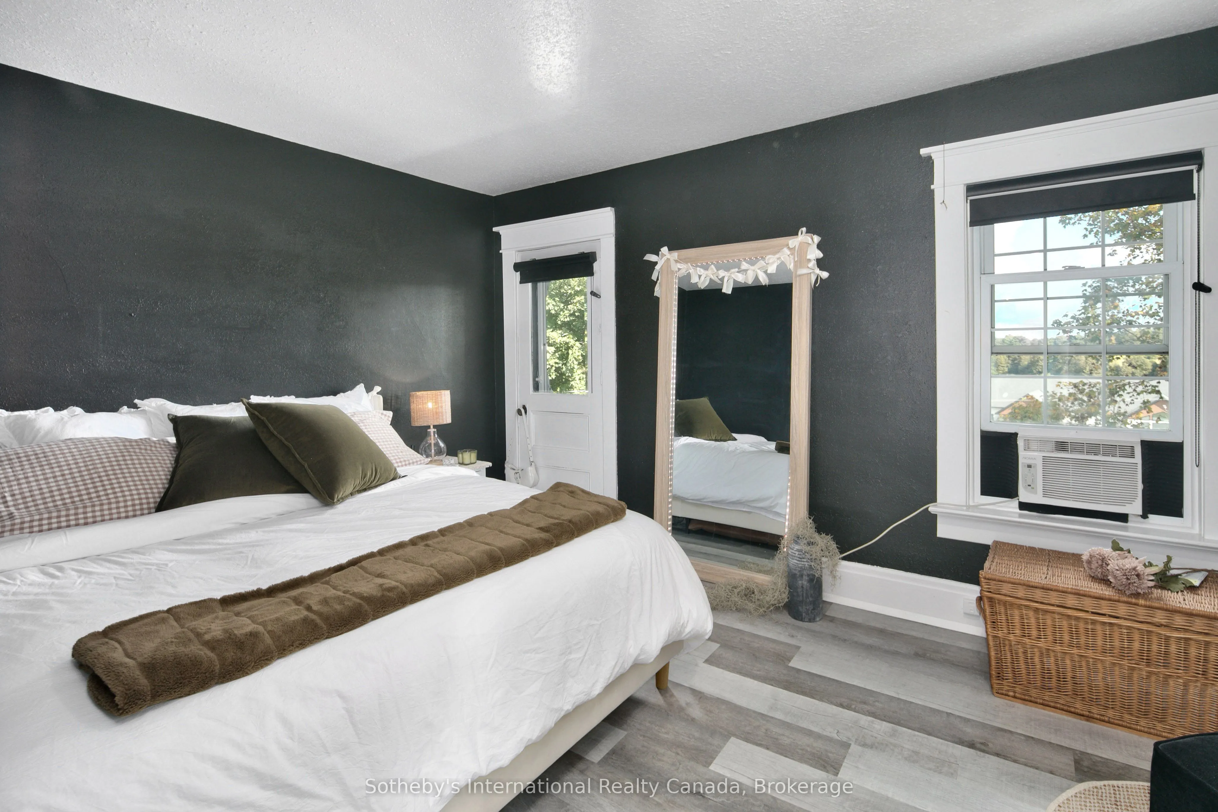 137840 GREY 12 Road