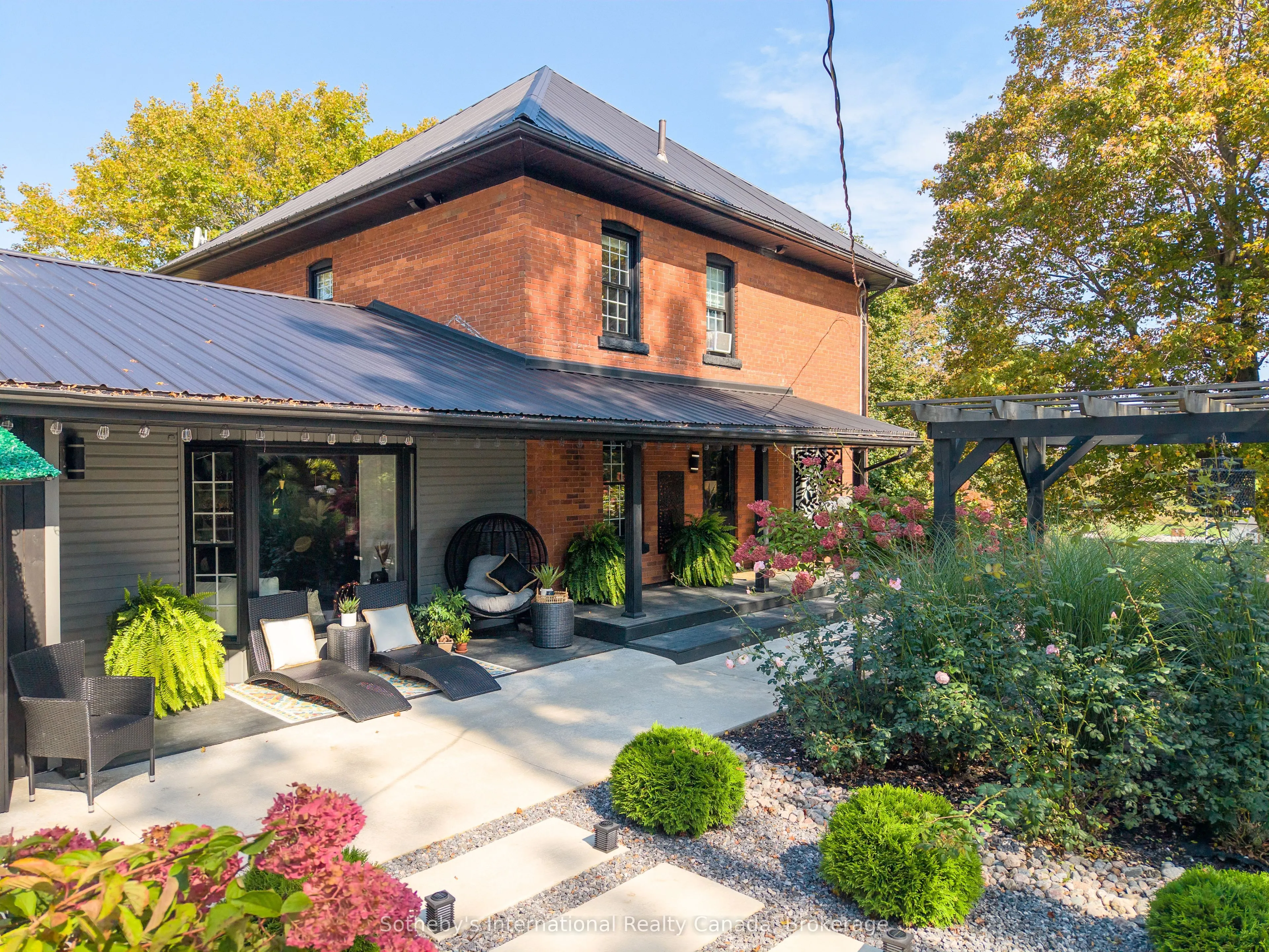 137840 GREY 12 Road