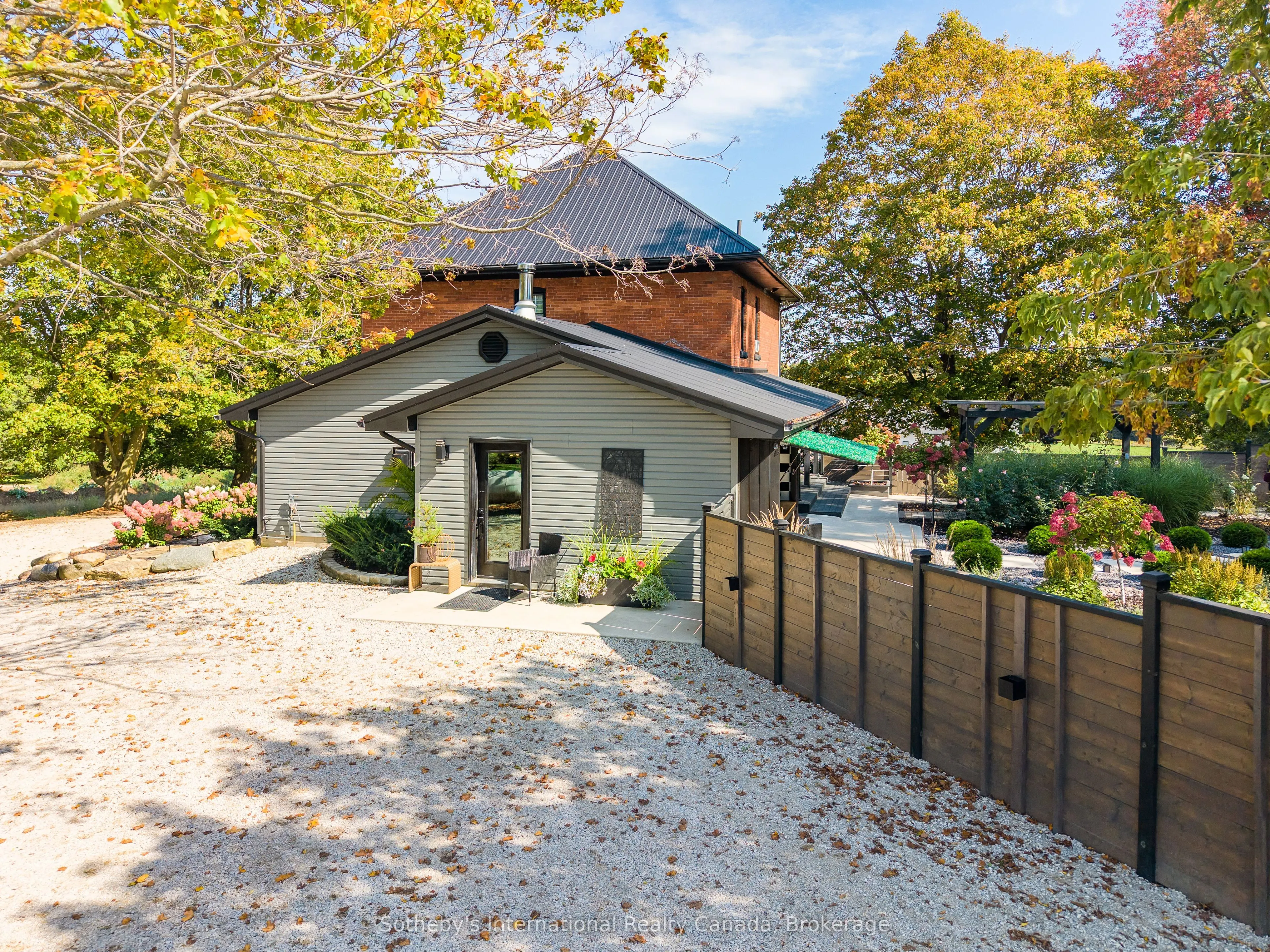 137840 GREY 12 Road