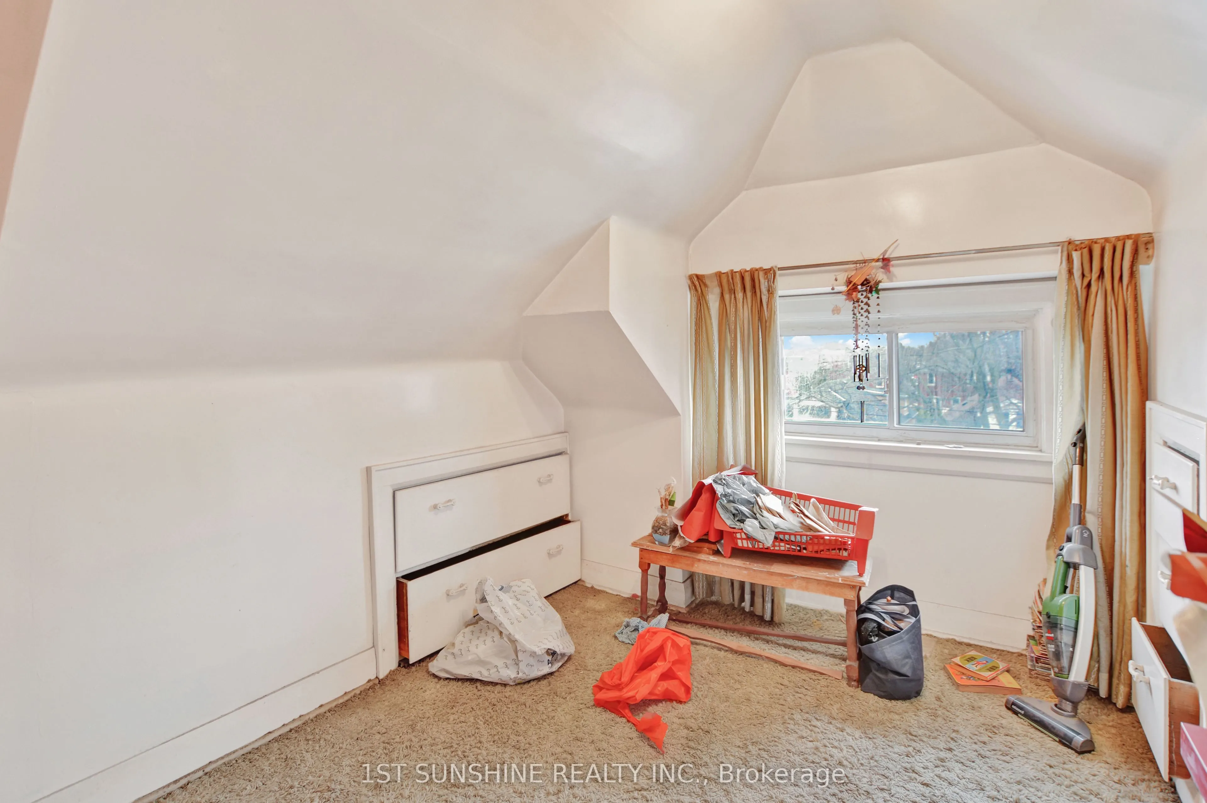 176 London Street S