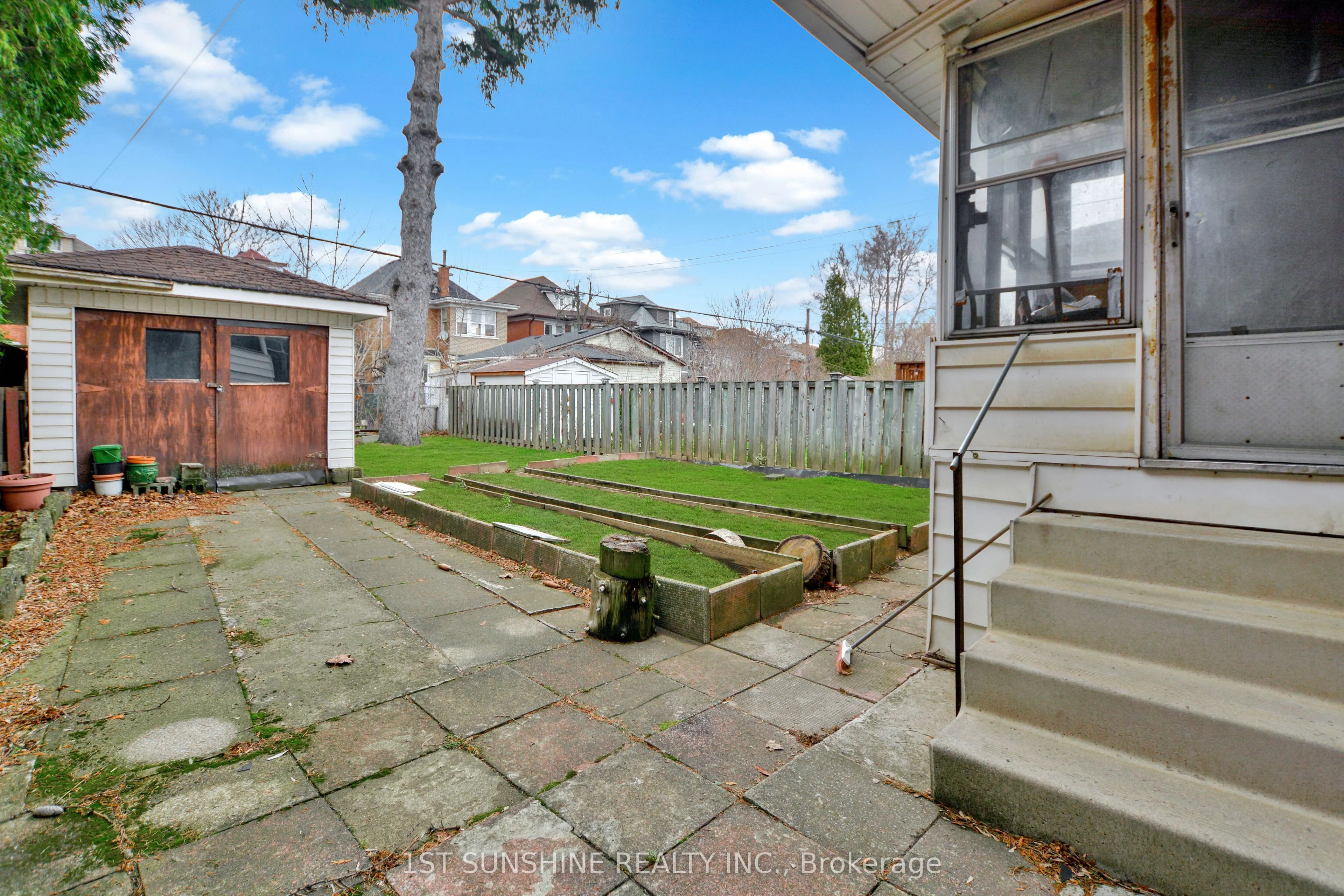 176 London Street S