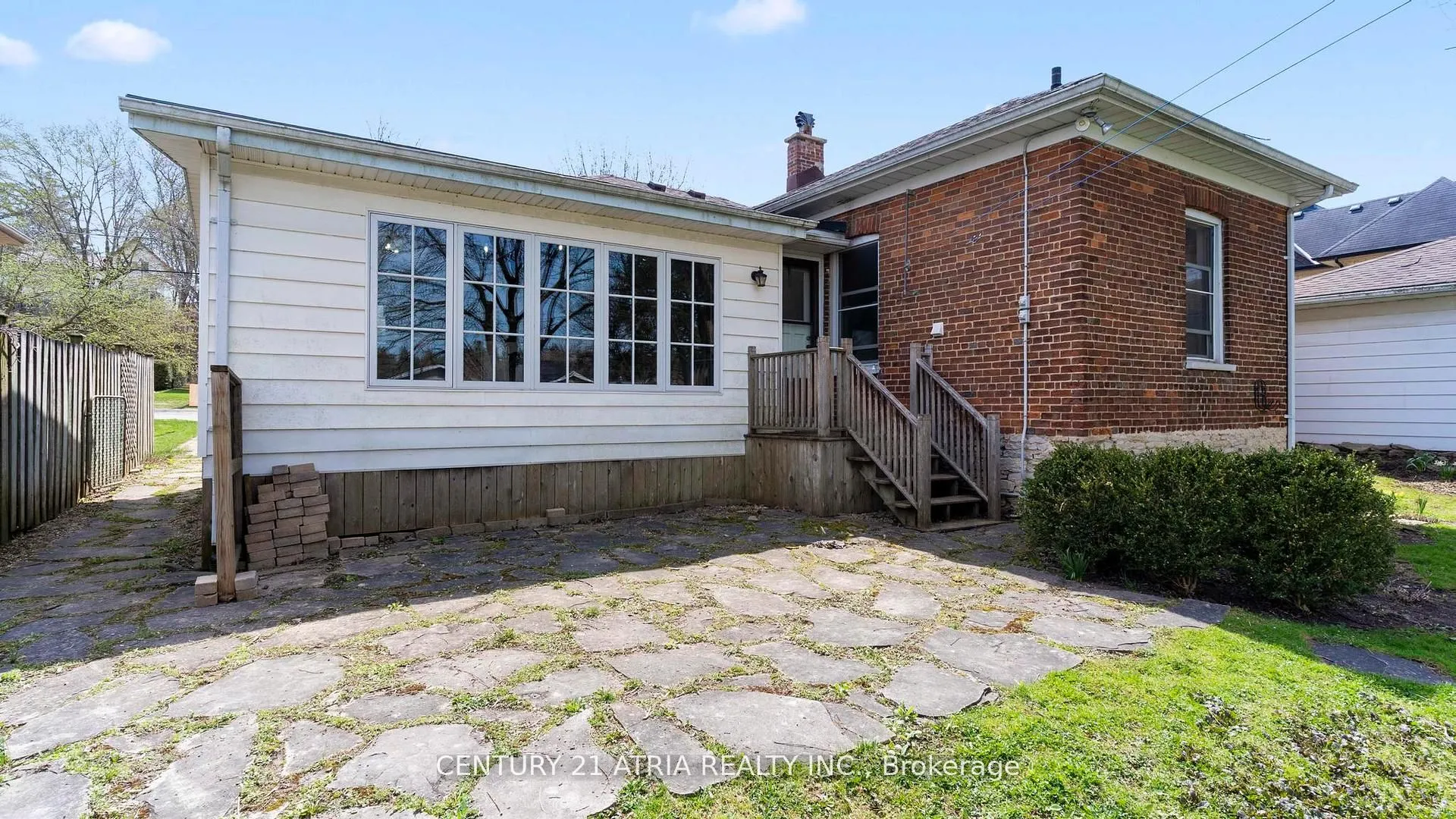 130 Wellington Street S