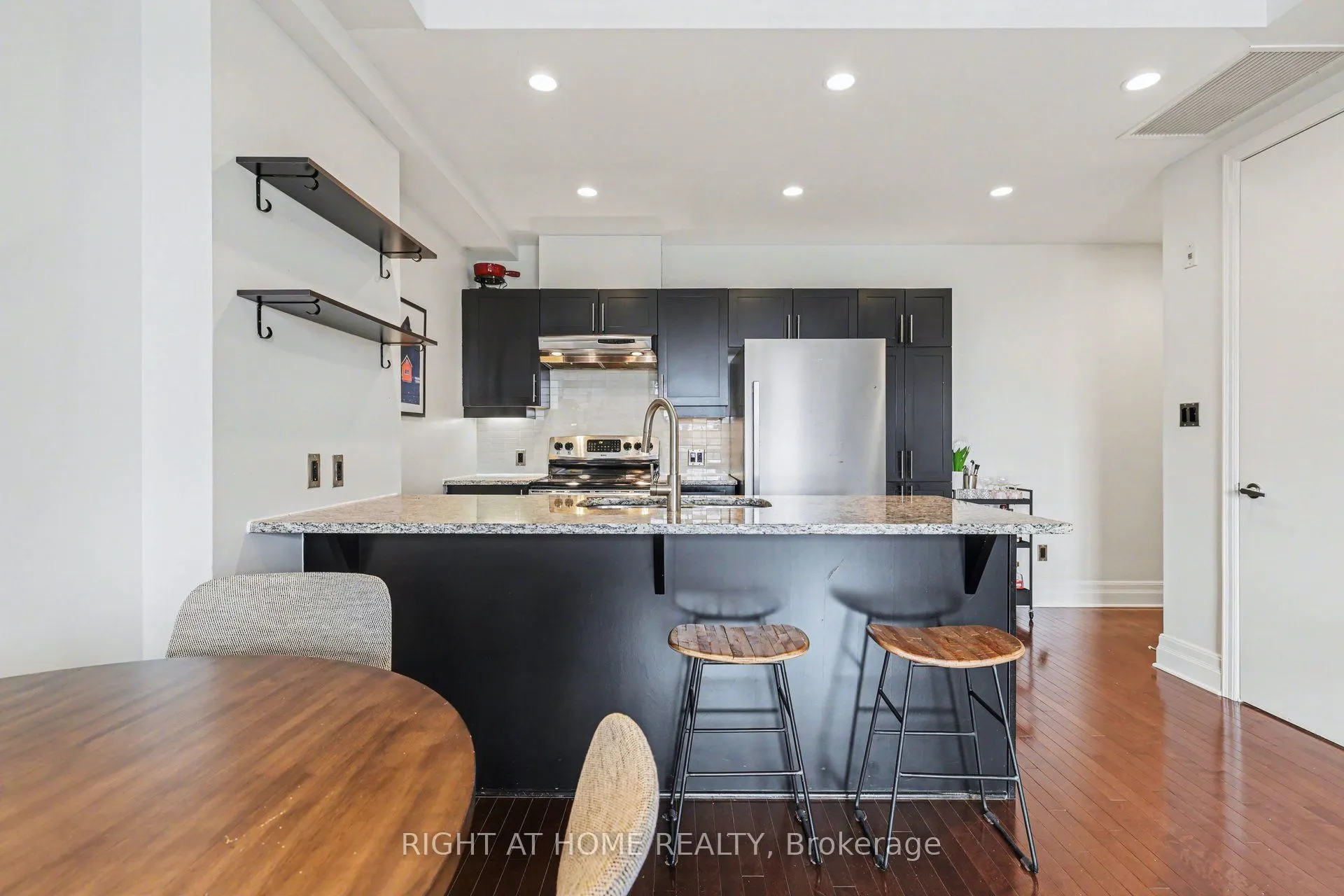 330 Loretta Avenue S #810