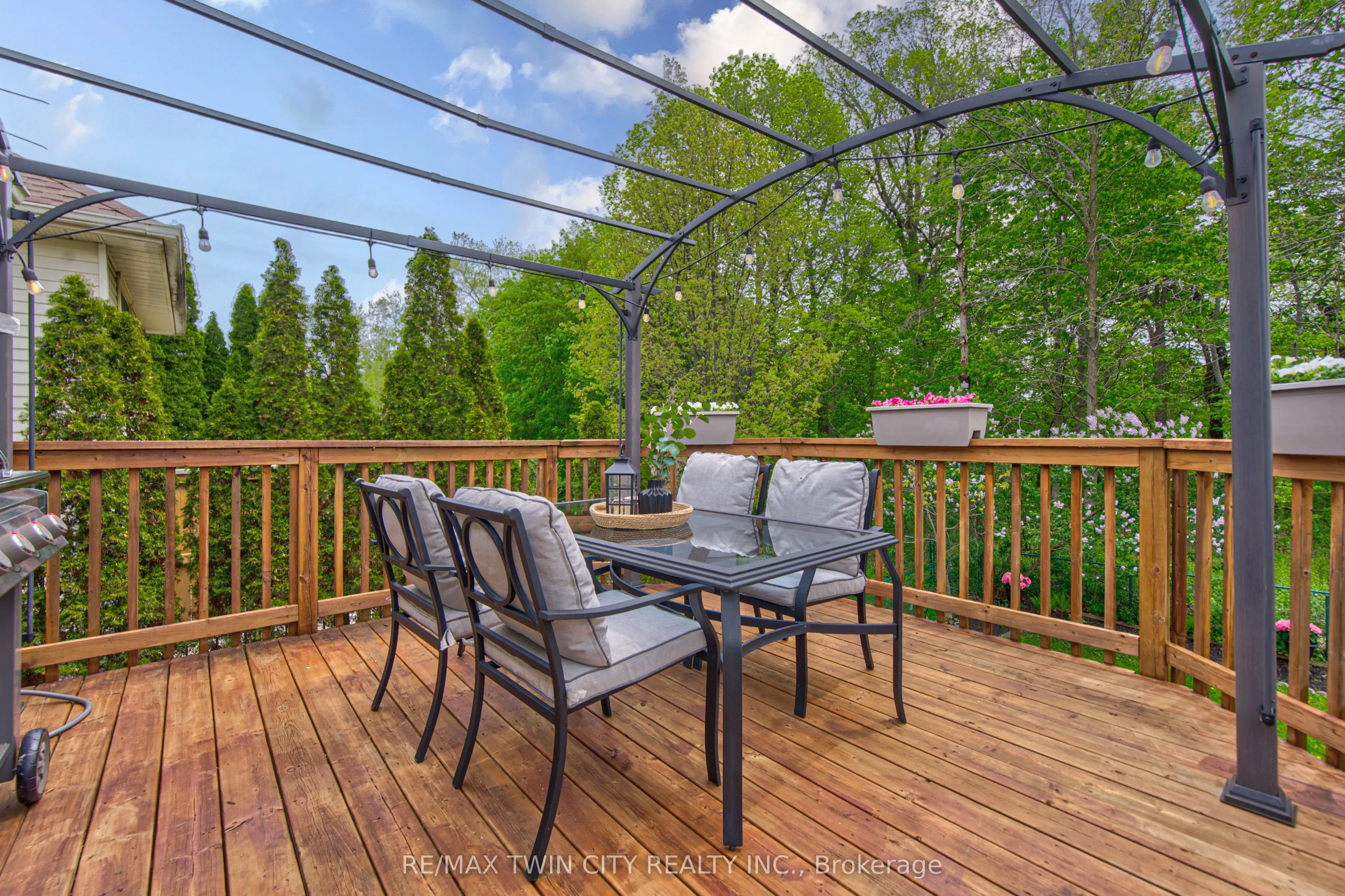 414 WOODS Lane
