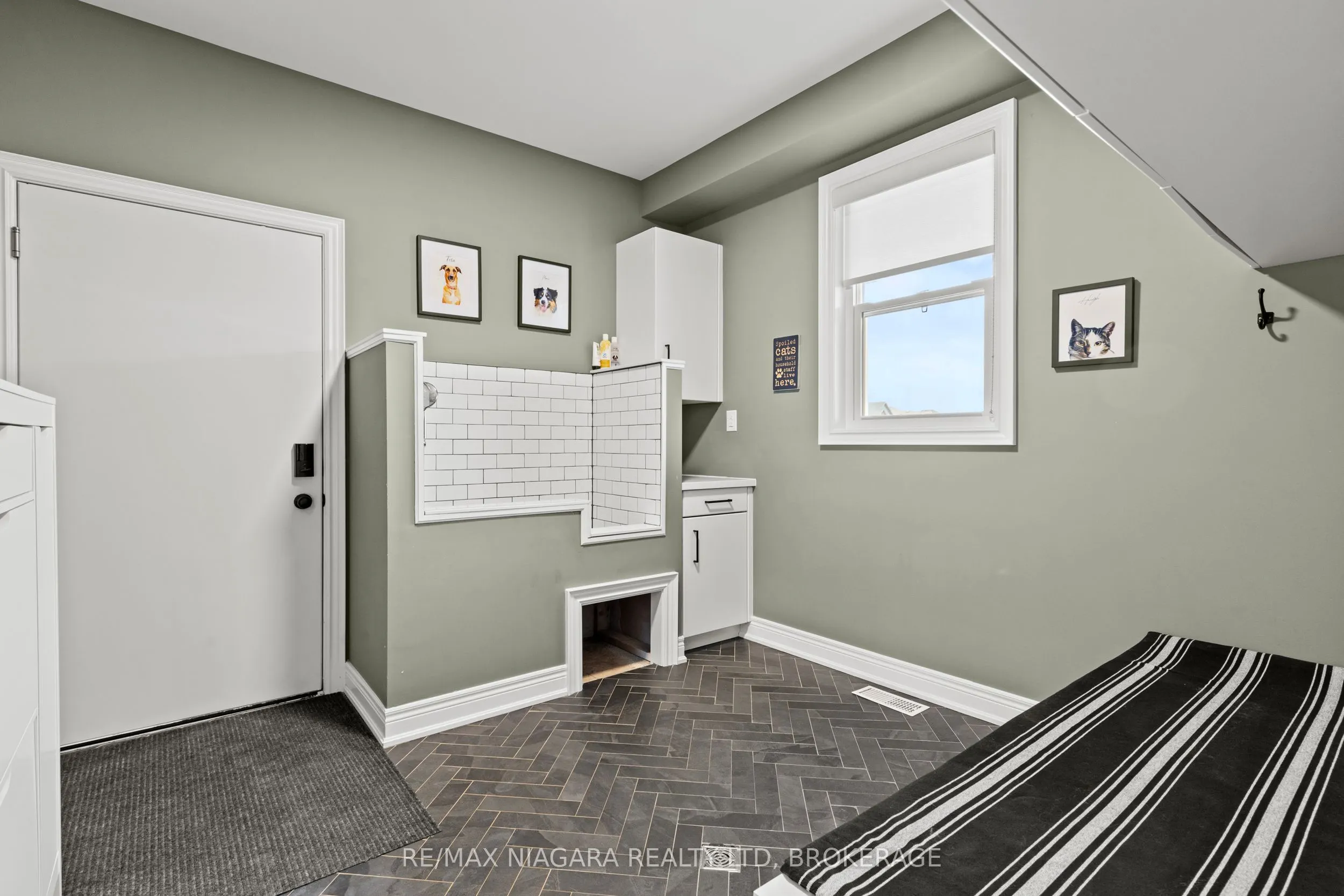 3549 Canfield Crescent