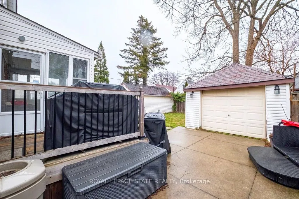 143 Huxley Avenue S