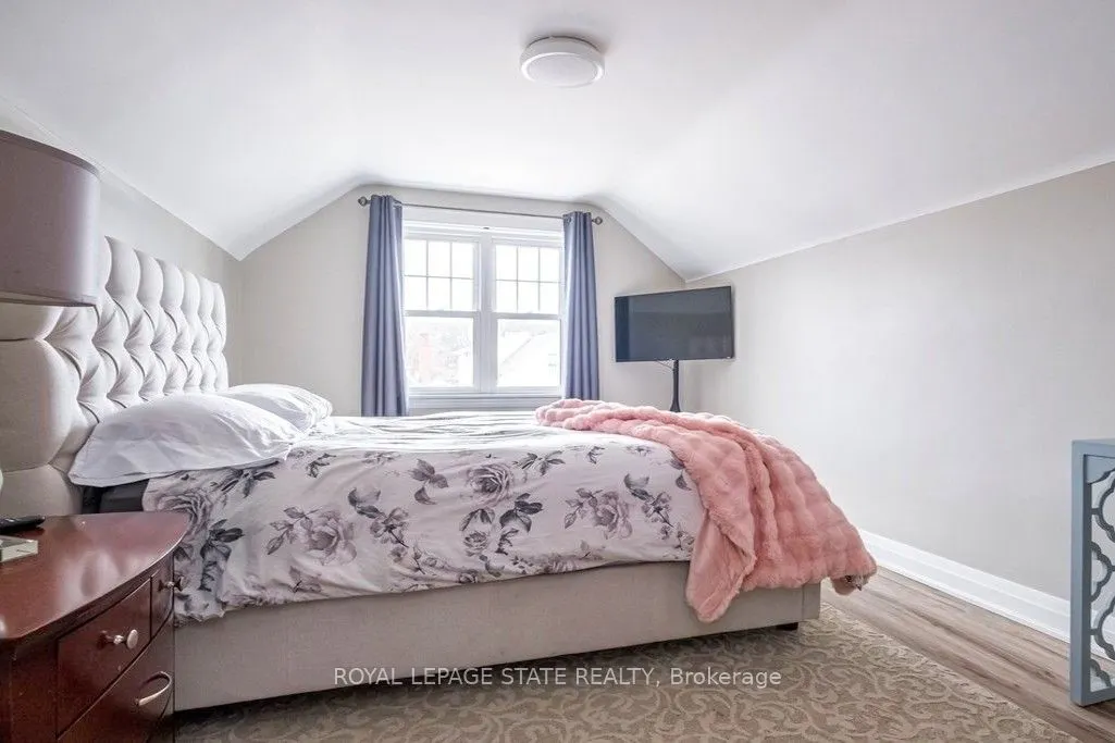 143 Huxley Avenue S