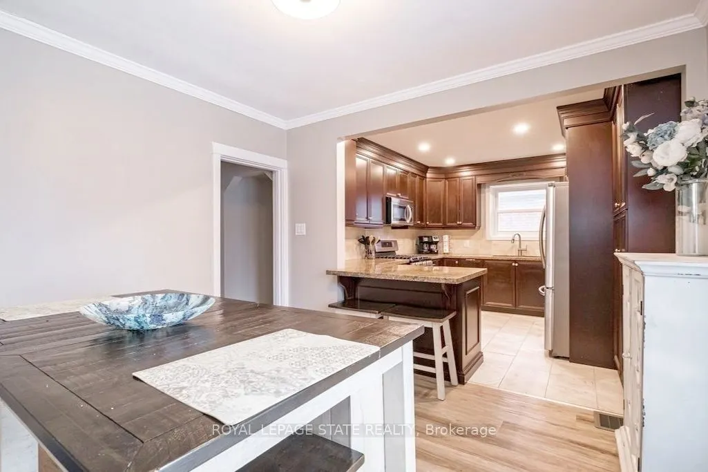 143 Huxley Avenue S