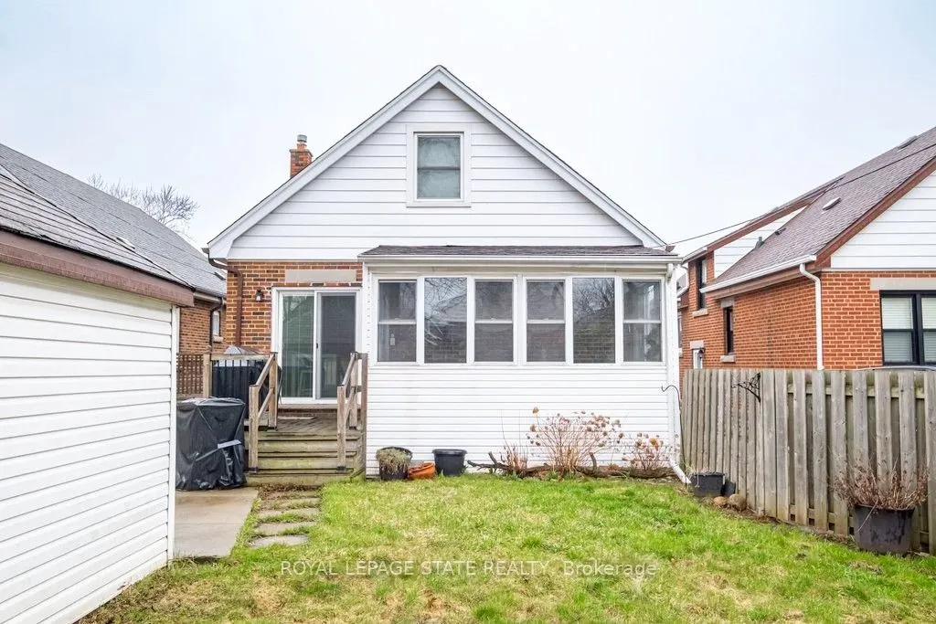 143 Huxley Avenue S