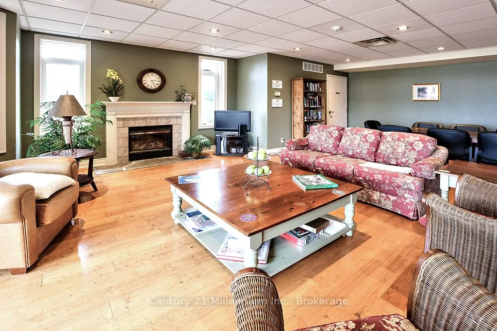 10 Bay Street E #407