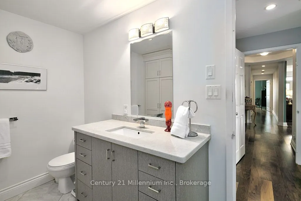 10 Bay Street E #407