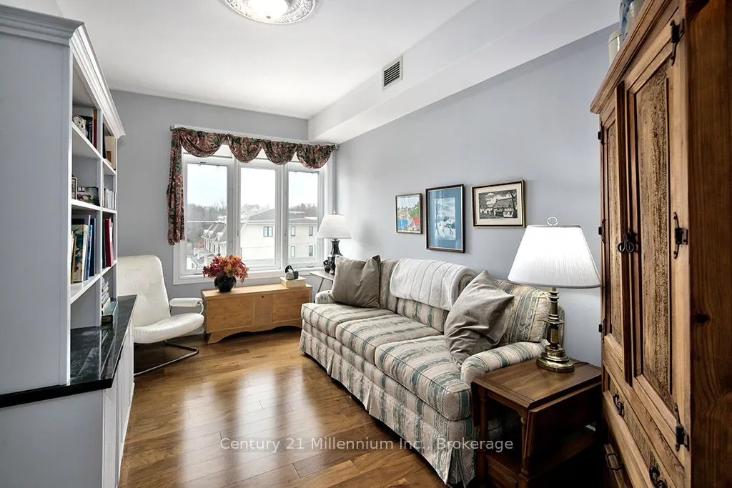 10 Bay Street E #407