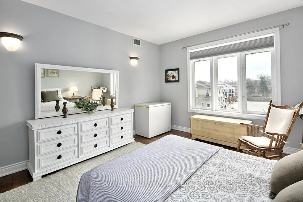 10 Bay Street E #407