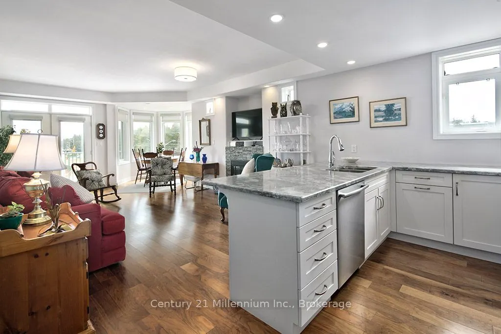 10 Bay Street E #407