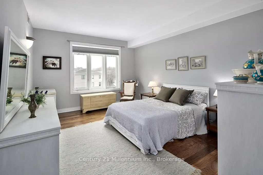 10 Bay Street E #407
