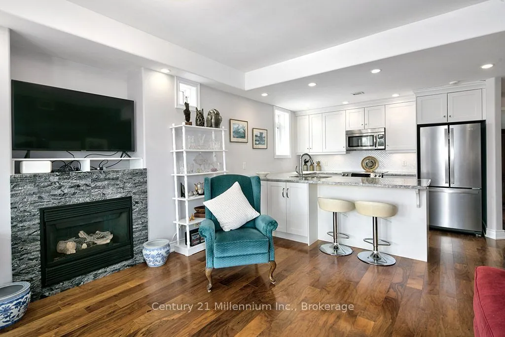 10 Bay Street E #407