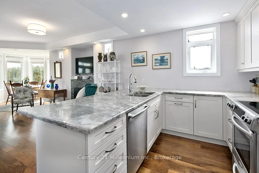 10 Bay Street E #407