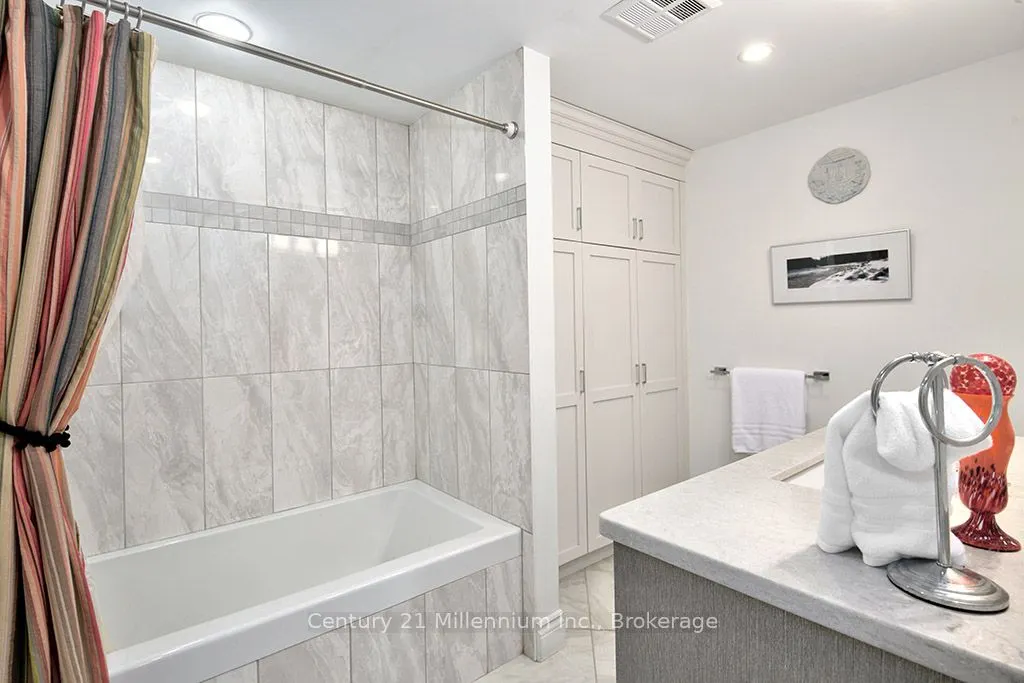 10 Bay Street E #407