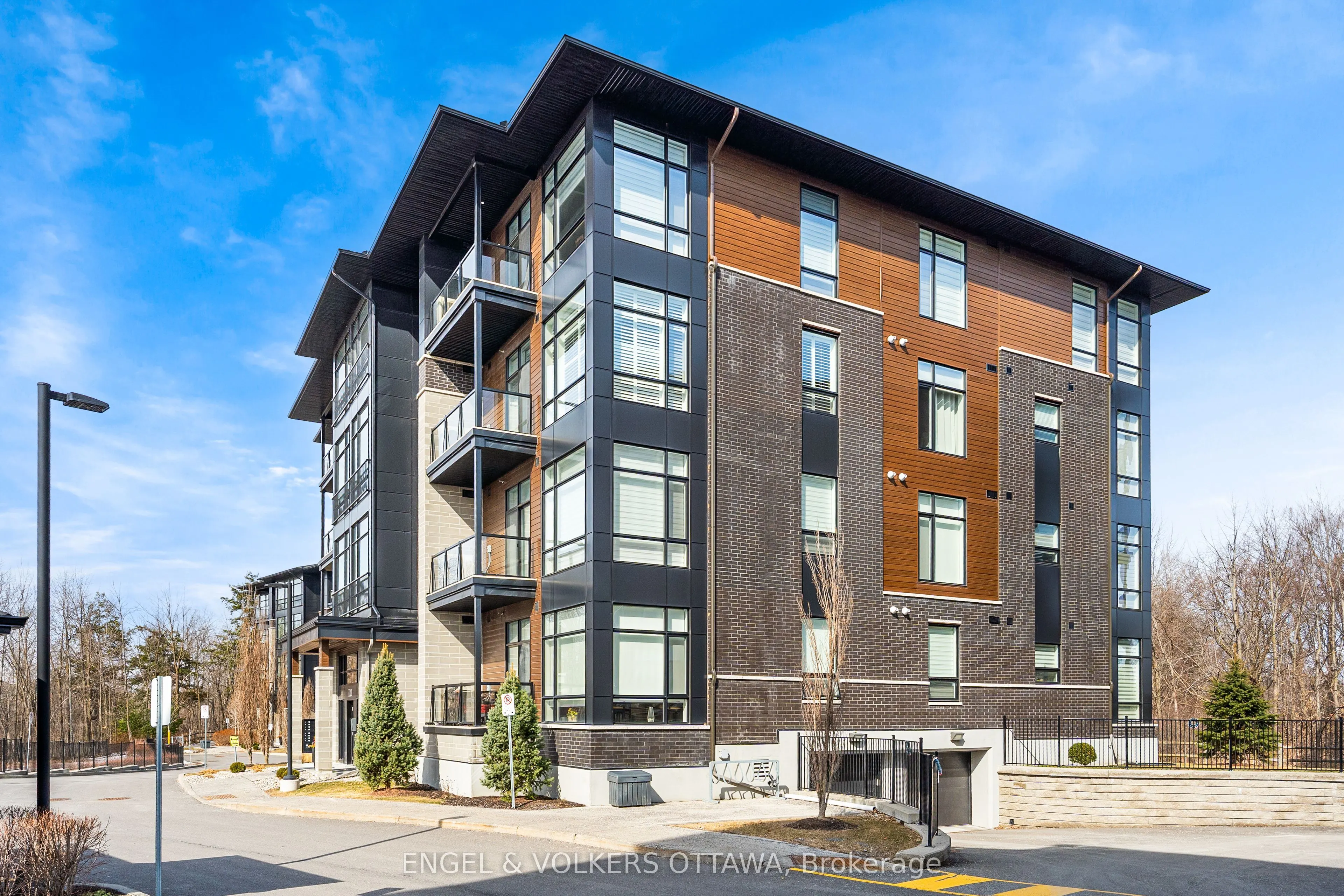 110 Cortile Private #402